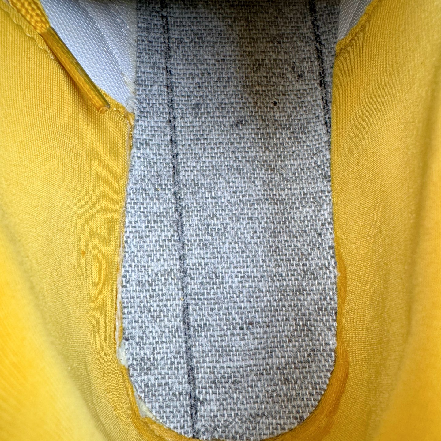 图片[11]-＃CS纯原 PUMA Speedca OG 彪马极速赛车系列低帮德训风拼接复古百搭休闲运动赛车鞋 鞋款从80、90年代赛车手所穿的防火赛车鞋为原型，鞋身线条模仿了赛车的流线廓形，体现了空气动力学原理的结构。简约流畅的外观，恰好又和贯穿其中的Formstrip Logo融合恰到好处，视觉上细节丰富且协调。本次Speedcat OG鞋款归来，最大看点自然式保留了窄版鞋型以及薄底构造。这两年各品牌鞋底越做越厚，Speedcat反其道而行之，上脚几乎无鞋底的效果带来耳目一新的视觉体验。鞋面依旧是以质感细腻的麂皮材质打造，并且大面积近乎全包裹的使用，复古味道也愈发浓烈。配色上更是将最原始的黑色和红色带回，向F1赛车队的标志性队服致敬。相信让各位一眼种草的更多是出挑的大红色，上脚即可瞬间点亮整体造型，在以球鞋为核心的OOTD中脱颖而出。而另一款黑色则是低调的万金油，彰显新潮个性的同时又不喧宾夺主，也是热爱简约系穿搭朋友的首选。 尺码：36 37 37.5 38 38.5 39 40 40.5 41 42 42.5 43 44 44.5 45 46-选品中心