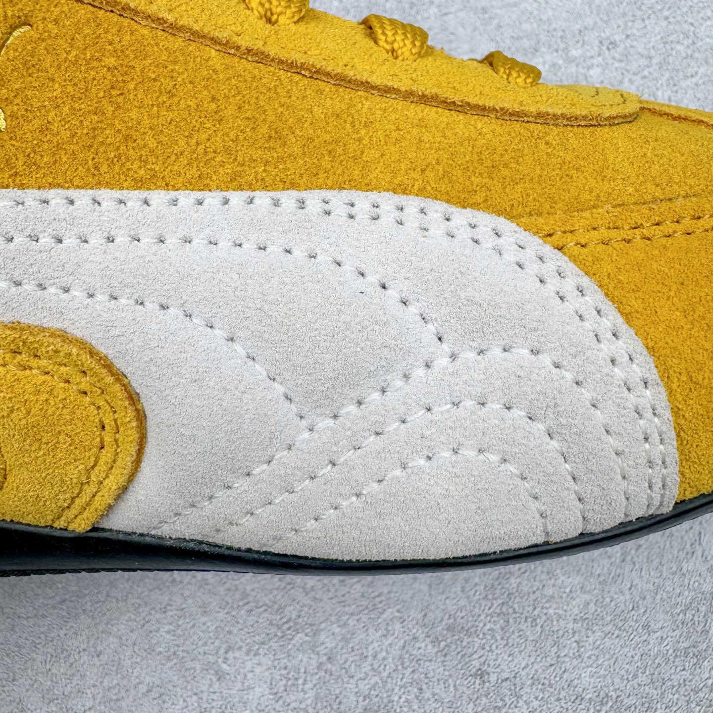 图片[18]-＃CS纯原 PUMA Speedca OG 彪马极速赛车系列低帮德训风拼接复古百搭休闲运动赛车鞋 鞋款从80、90年代赛车手所穿的防火赛车鞋为原型，鞋身线条模仿了赛车的流线廓形，体现了空气动力学原理的结构。简约流畅的外观，恰好又和贯穿其中的Formstrip Logo融合恰到好处，视觉上细节丰富且协调。本次Speedcat OG鞋款归来，最大看点自然式保留了窄版鞋型以及薄底构造。这两年各品牌鞋底越做越厚，Speedcat反其道而行之，上脚几乎无鞋底的效果带来耳目一新的视觉体验。鞋面依旧是以质感细腻的麂皮材质打造，并且大面积近乎全包裹的使用，复古味道也愈发浓烈。配色上更是将最原始的黑色和红色带回，向F1赛车队的标志性队服致敬。相信让各位一眼种草的更多是出挑的大红色，上脚即可瞬间点亮整体造型，在以球鞋为核心的OOTD中脱颖而出。而另一款黑色则是低调的万金油，彰显新潮个性的同时又不喧宾夺主，也是热爱简约系穿搭朋友的首选。 尺码：36 37 37.5 38 38.5 39 40 40.5 41 42 42.5 43 44 44.5 45 46-选品中心