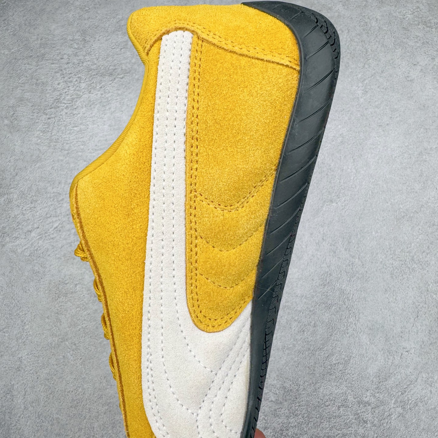 图片[7]-＃CS纯原 PUMA Speedca OG 彪马极速赛车系列低帮德训风拼接复古百搭休闲运动赛车鞋 鞋款从80、90年代赛车手所穿的防火赛车鞋为原型，鞋身线条模仿了赛车的流线廓形，体现了空气动力学原理的结构。简约流畅的外观，恰好又和贯穿其中的Formstrip Logo融合恰到好处，视觉上细节丰富且协调。本次Speedcat OG鞋款归来，最大看点自然式保留了窄版鞋型以及薄底构造。这两年各品牌鞋底越做越厚，Speedcat反其道而行之，上脚几乎无鞋底的效果带来耳目一新的视觉体验。鞋面依旧是以质感细腻的麂皮材质打造，并且大面积近乎全包裹的使用，复古味道也愈发浓烈。配色上更是将最原始的黑色和红色带回，向F1赛车队的标志性队服致敬。相信让各位一眼种草的更多是出挑的大红色，上脚即可瞬间点亮整体造型，在以球鞋为核心的OOTD中脱颖而出。而另一款黑色则是低调的万金油，彰显新潮个性的同时又不喧宾夺主，也是热爱简约系穿搭朋友的首选。 尺码：36 37 37.5 38 38.5 39 40 40.5 41 42 42.5 43 44 44.5 45 46-选品中心