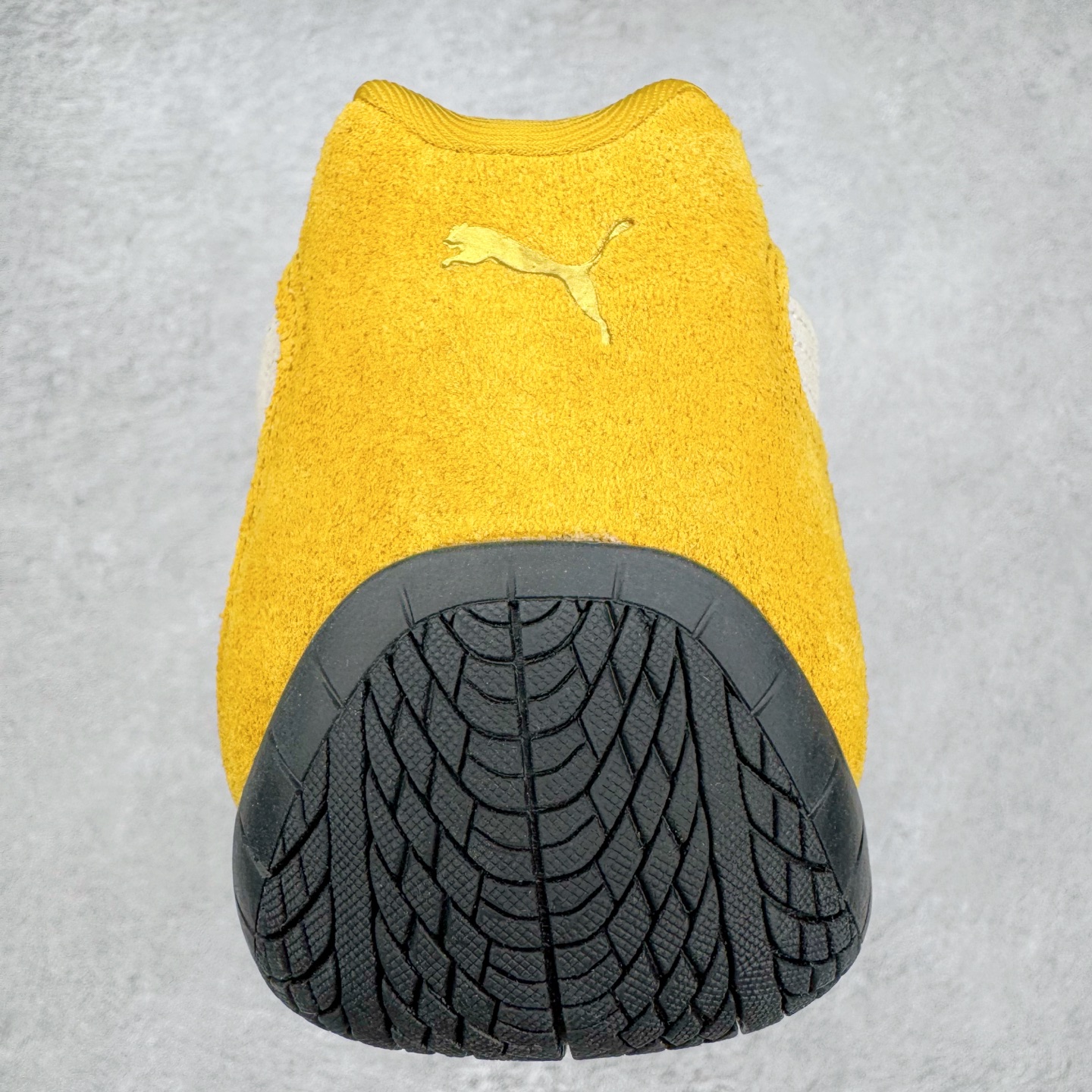 图片[8]-＃CS纯原 PUMA Speedca OG 彪马极速赛车系列低帮德训风拼接复古百搭休闲运动赛车鞋 鞋款从80、90年代赛车手所穿的防火赛车鞋为原型，鞋身线条模仿了赛车的流线廓形，体现了空气动力学原理的结构。简约流畅的外观，恰好又和贯穿其中的Formstrip Logo融合恰到好处，视觉上细节丰富且协调。本次Speedcat OG鞋款归来，最大看点自然式保留了窄版鞋型以及薄底构造。这两年各品牌鞋底越做越厚，Speedcat反其道而行之，上脚几乎无鞋底的效果带来耳目一新的视觉体验。鞋面依旧是以质感细腻的麂皮材质打造，并且大面积近乎全包裹的使用，复古味道也愈发浓烈。配色上更是将最原始的黑色和红色带回，向F1赛车队的标志性队服致敬。相信让各位一眼种草的更多是出挑的大红色，上脚即可瞬间点亮整体造型，在以球鞋为核心的OOTD中脱颖而出。而另一款黑色则是低调的万金油，彰显新潮个性的同时又不喧宾夺主，也是热爱简约系穿搭朋友的首选。 尺码：36 37 37.5 38 38.5 39 40 40.5 41 42 42.5 43 44 44.5 45 46-选品中心