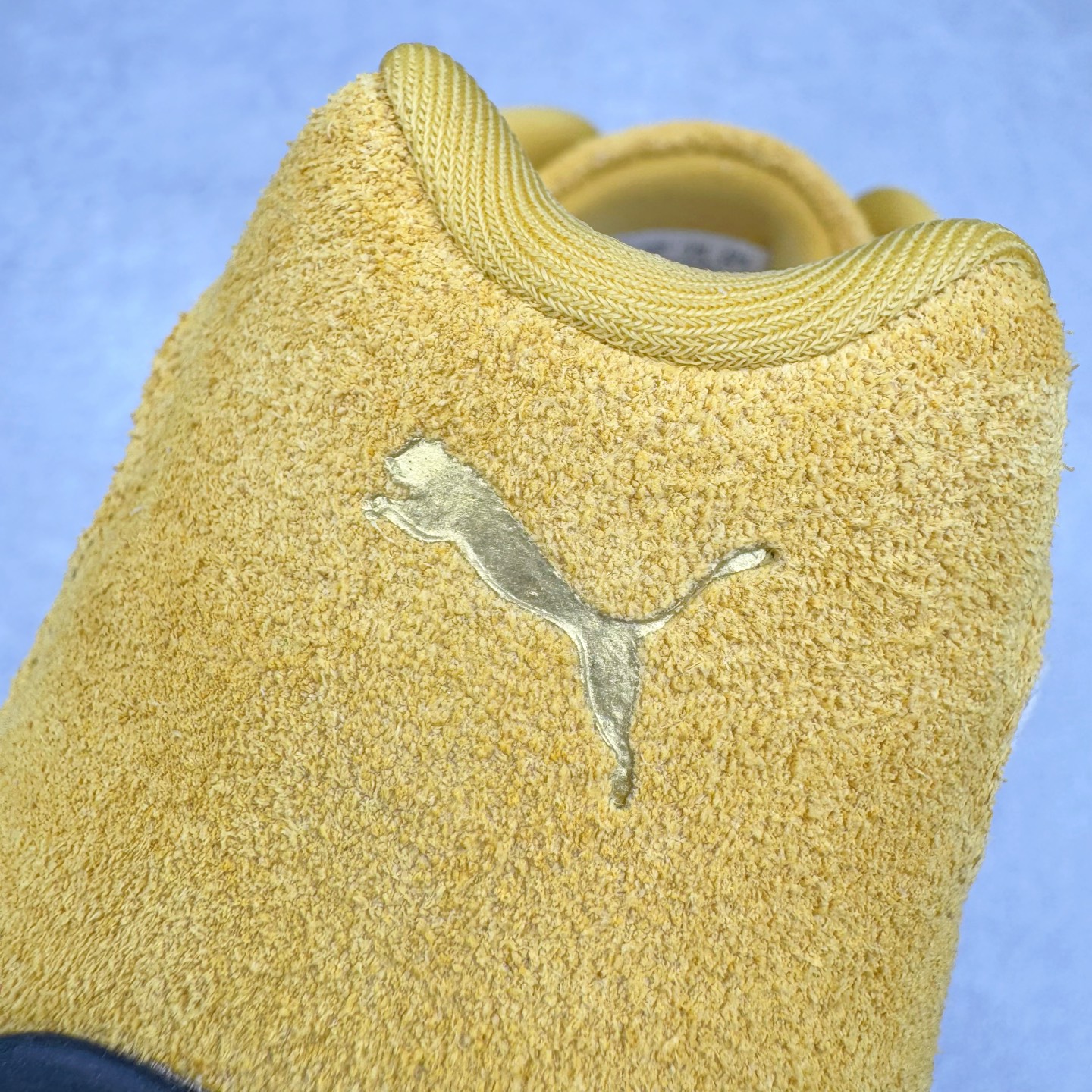 图片[15]-＃CS纯原 PUMA Speedca OG 彪马极速赛车系列低帮德训风拼接复古百搭休闲运动赛车鞋 鞋款从80、90年代赛车手所穿的防火赛车鞋为原型，鞋身线条模仿了赛车的流线廓形，体现了空气动力学原理的结构。简约流畅的外观，恰好又和贯穿其中的Formstrip Logo融合恰到好处，视觉上细节丰富且协调。本次Speedcat OG鞋款归来，最大看点自然式保留了窄版鞋型以及薄底构造。这两年各品牌鞋底越做越厚，Speedcat反其道而行之，上脚几乎无鞋底的效果带来耳目一新的视觉体验。鞋面依旧是以质感细腻的麂皮材质打造，并且大面积近乎全包裹的使用，复古味道也愈发浓烈。配色上更是将最原始的黑色和红色带回，向F1赛车队的标志性队服致敬。相信让各位一眼种草的更多是出挑的大红色，上脚即可瞬间点亮整体造型，在以球鞋为核心的OOTD中脱颖而出。而另一款黑色则是低调的万金油，彰显新潮个性的同时又不喧宾夺主，也是热爱简约系穿搭朋友的首选。 尺码：36 37 37.5 38 38.5 39 40 40.5 41 42 42.5 43 44 44.5 45 46-选品中心