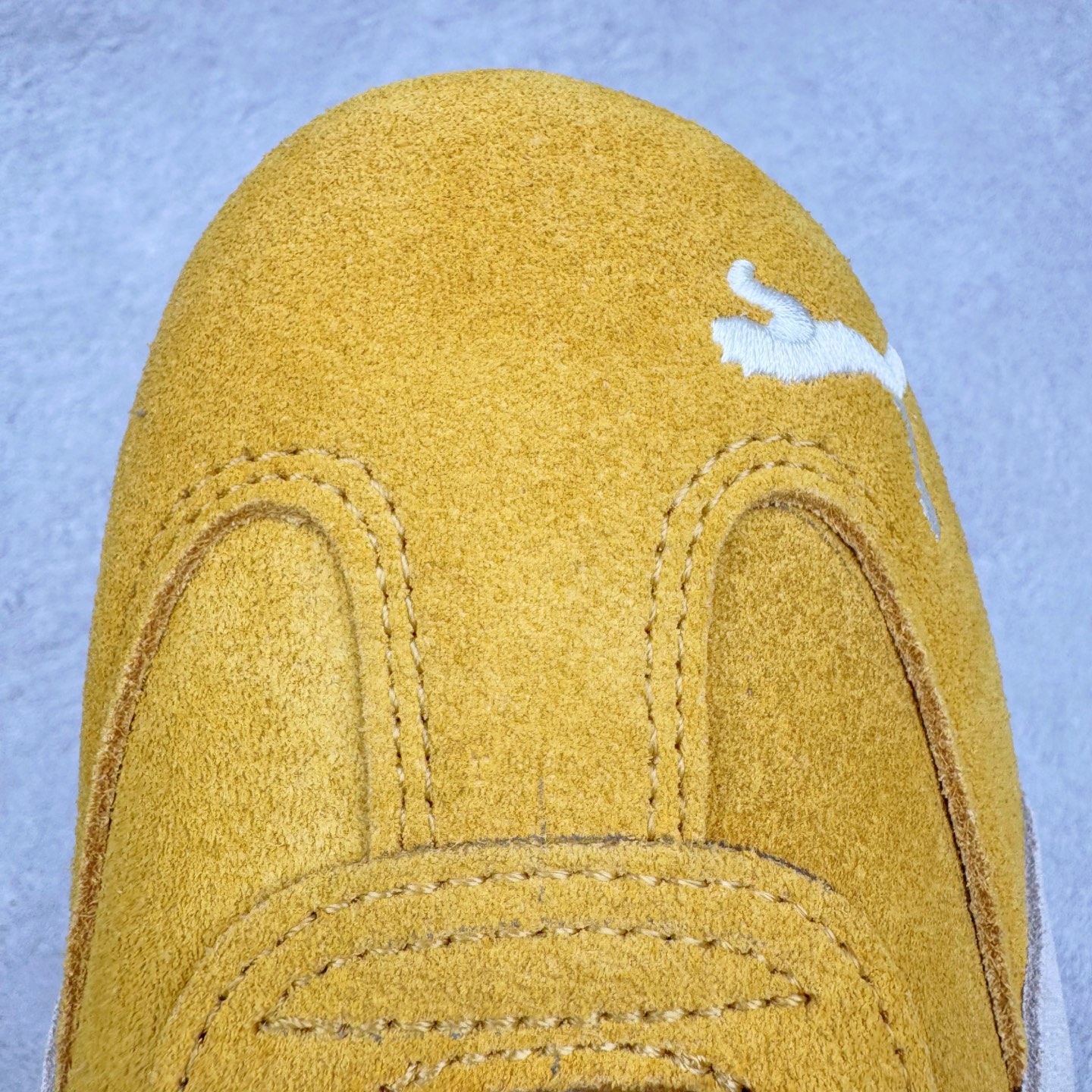 图片[17]-＃CS纯原 PUMA Speedca OG 彪马极速赛车系列低帮德训风拼接复古百搭休闲运动赛车鞋 鞋款从80、90年代赛车手所穿的防火赛车鞋为原型，鞋身线条模仿了赛车的流线廓形，体现了空气动力学原理的结构。简约流畅的外观，恰好又和贯穿其中的Formstrip Logo融合恰到好处，视觉上细节丰富且协调。本次Speedcat OG鞋款归来，最大看点自然式保留了窄版鞋型以及薄底构造。这两年各品牌鞋底越做越厚，Speedcat反其道而行之，上脚几乎无鞋底的效果带来耳目一新的视觉体验。鞋面依旧是以质感细腻的麂皮材质打造，并且大面积近乎全包裹的使用，复古味道也愈发浓烈。配色上更是将最原始的黑色和红色带回，向F1赛车队的标志性队服致敬。相信让各位一眼种草的更多是出挑的大红色，上脚即可瞬间点亮整体造型，在以球鞋为核心的OOTD中脱颖而出。而另一款黑色则是低调的万金油，彰显新潮个性的同时又不喧宾夺主，也是热爱简约系穿搭朋友的首选。 尺码：36 37 37.5 38 38.5 39 40 40.5 41 42 42.5 43 44 44.5 45 46-选品中心