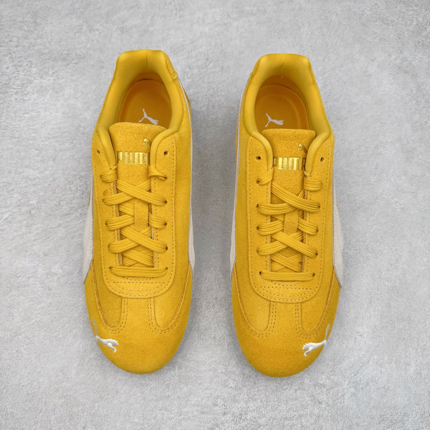 图片[2]-＃CS纯原 PUMA Speedca OG 彪马极速赛车系列低帮德训风拼接复古百搭休闲运动赛车鞋 鞋款从80、90年代赛车手所穿的防火赛车鞋为原型，鞋身线条模仿了赛车的流线廓形，体现了空气动力学原理的结构。简约流畅的外观，恰好又和贯穿其中的Formstrip Logo融合恰到好处，视觉上细节丰富且协调。本次Speedcat OG鞋款归来，最大看点自然式保留了窄版鞋型以及薄底构造。这两年各品牌鞋底越做越厚，Speedcat反其道而行之，上脚几乎无鞋底的效果带来耳目一新的视觉体验。鞋面依旧是以质感细腻的麂皮材质打造，并且大面积近乎全包裹的使用，复古味道也愈发浓烈。配色上更是将最原始的黑色和红色带回，向F1赛车队的标志性队服致敬。相信让各位一眼种草的更多是出挑的大红色，上脚即可瞬间点亮整体造型，在以球鞋为核心的OOTD中脱颖而出。而另一款黑色则是低调的万金油，彰显新潮个性的同时又不喧宾夺主，也是热爱简约系穿搭朋友的首选。 尺码：36 37 37.5 38 38.5 39 40 40.5 41 42 42.5 43 44 44.5 45 46-选品中心