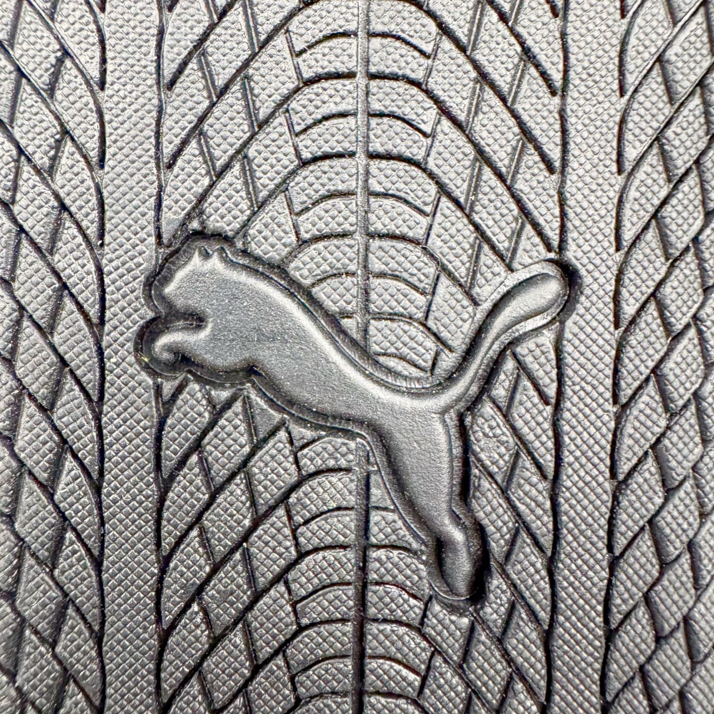 图片[20]-＃CS纯原 PUMA Speedca OG 彪马极速赛车系列低帮德训风拼接复古百搭休闲运动赛车鞋 鞋款从80、90年代赛车手所穿的防火赛车鞋为原型，鞋身线条模仿了赛车的流线廓形，体现了空气动力学原理的结构。简约流畅的外观，恰好又和贯穿其中的Formstrip Logo融合恰到好处，视觉上细节丰富且协调。本次Speedcat OG鞋款归来，最大看点自然式保留了窄版鞋型以及薄底构造。这两年各品牌鞋底越做越厚，Speedcat反其道而行之，上脚几乎无鞋底的效果带来耳目一新的视觉体验。鞋面依旧是以质感细腻的麂皮材质打造，并且大面积近乎全包裹的使用，复古味道也愈发浓烈。配色上更是将最原始的黑色和红色带回，向F1赛车队的标志性队服致敬。相信让各位一眼种草的更多是出挑的大红色，上脚即可瞬间点亮整体造型，在以球鞋为核心的OOTD中脱颖而出。而另一款黑色则是低调的万金油，彰显新潮个性的同时又不喧宾夺主，也是热爱简约系穿搭朋友的首选。 尺码：36 37 37.5 38 38.5 39 40 40.5 41 42 42.5 43 44 44.5 45 46-选品中心