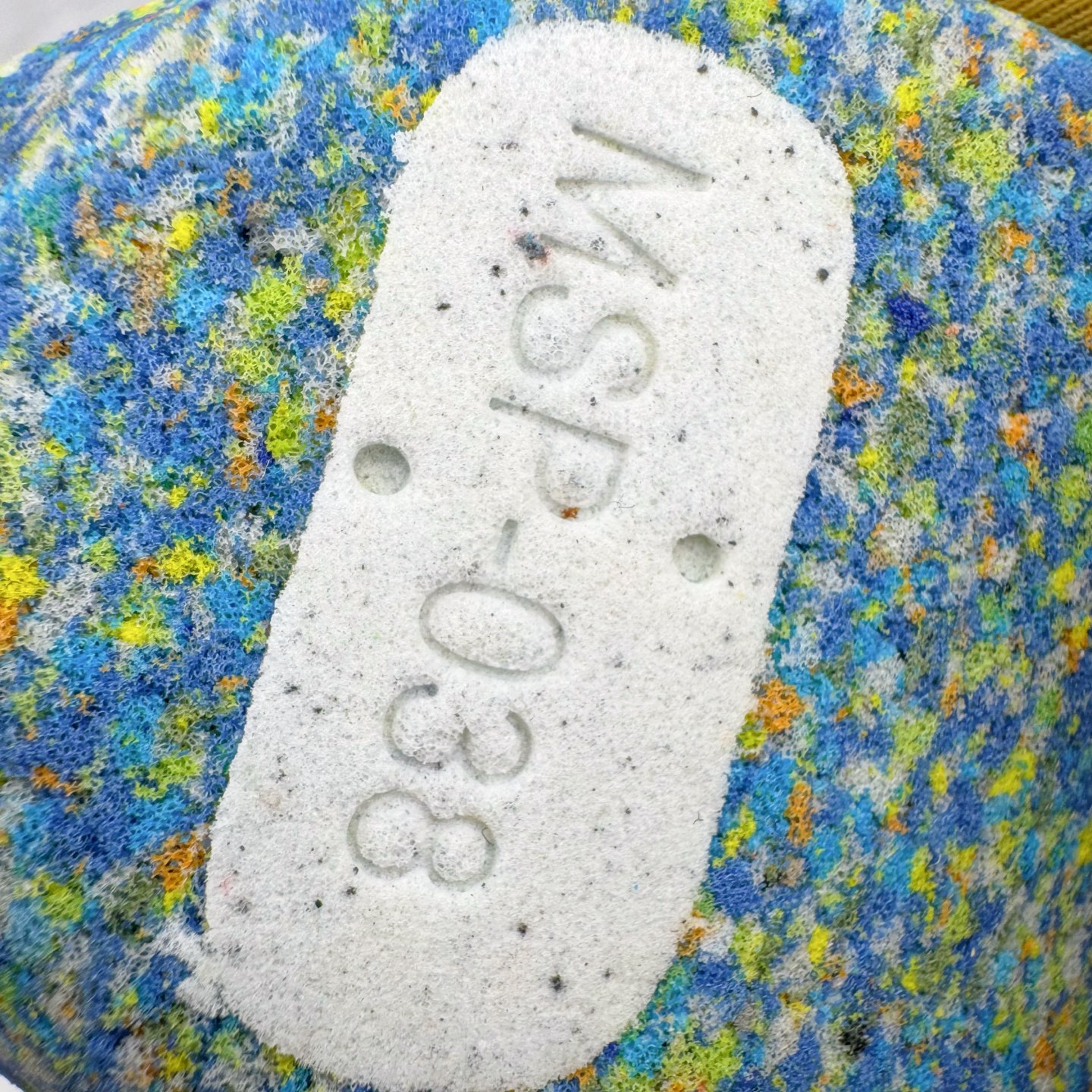 图片[10]-＃CS纯原 PUMA Speedca OG 彪马极速赛车系列低帮德训风拼接复古百搭休闲运动赛车鞋 鞋款从80、90年代赛车手所穿的防火赛车鞋为原型，鞋身线条模仿了赛车的流线廓形，体现了空气动力学原理的结构。简约流畅的外观，恰好又和贯穿其中的Formstrip Logo融合恰到好处，视觉上细节丰富且协调。本次Speedcat OG鞋款归来，最大看点自然式保留了窄版鞋型以及薄底构造。这两年各品牌鞋底越做越厚，Speedcat反其道而行之，上脚几乎无鞋底的效果带来耳目一新的视觉体验。鞋面依旧是以质感细腻的麂皮材质打造，并且大面积近乎全包裹的使用，复古味道也愈发浓烈。配色上更是将最原始的黑色和红色带回，向F1赛车队的标志性队服致敬。相信让各位一眼种草的更多是出挑的大红色，上脚即可瞬间点亮整体造型，在以球鞋为核心的OOTD中脱颖而出。而另一款黑色则是低调的万金油，彰显新潮个性的同时又不喧宾夺主，也是热爱简约系穿搭朋友的首选。 尺码：36 37 37.5 38 38.5 39 40 40.5 41 42 42.5 43 44 44.5 45 46-选品中心