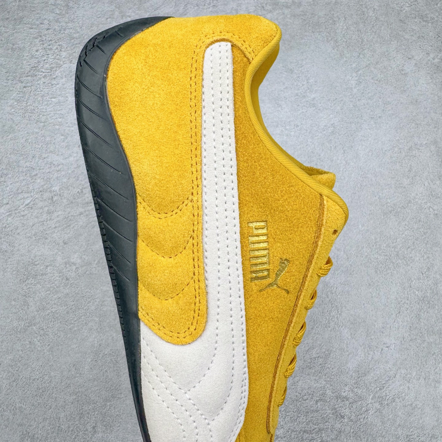 图片[6]-＃CS纯原 PUMA Speedca OG 彪马极速赛车系列低帮德训风拼接复古百搭休闲运动赛车鞋 鞋款从80、90年代赛车手所穿的防火赛车鞋为原型，鞋身线条模仿了赛车的流线廓形，体现了空气动力学原理的结构。简约流畅的外观，恰好又和贯穿其中的Formstrip Logo融合恰到好处，视觉上细节丰富且协调。本次Speedcat OG鞋款归来，最大看点自然式保留了窄版鞋型以及薄底构造。这两年各品牌鞋底越做越厚，Speedcat反其道而行之，上脚几乎无鞋底的效果带来耳目一新的视觉体验。鞋面依旧是以质感细腻的麂皮材质打造，并且大面积近乎全包裹的使用，复古味道也愈发浓烈。配色上更是将最原始的黑色和红色带回，向F1赛车队的标志性队服致敬。相信让各位一眼种草的更多是出挑的大红色，上脚即可瞬间点亮整体造型，在以球鞋为核心的OOTD中脱颖而出。而另一款黑色则是低调的万金油，彰显新潮个性的同时又不喧宾夺主，也是热爱简约系穿搭朋友的首选。 尺码：36 37 37.5 38 38.5 39 40 40.5 41 42 42.5 43 44 44.5 45 46-选品中心