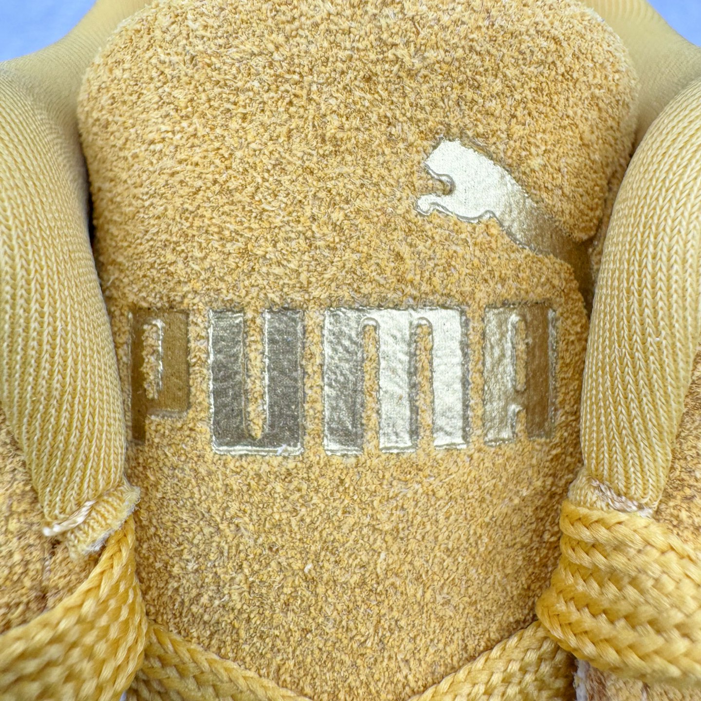 图片[13]-＃CS纯原 PUMA Speedca OG 彪马极速赛车系列低帮德训风拼接复古百搭休闲运动赛车鞋 鞋款从80、90年代赛车手所穿的防火赛车鞋为原型，鞋身线条模仿了赛车的流线廓形，体现了空气动力学原理的结构。简约流畅的外观，恰好又和贯穿其中的Formstrip Logo融合恰到好处，视觉上细节丰富且协调。本次Speedcat OG鞋款归来，最大看点自然式保留了窄版鞋型以及薄底构造。这两年各品牌鞋底越做越厚，Speedcat反其道而行之，上脚几乎无鞋底的效果带来耳目一新的视觉体验。鞋面依旧是以质感细腻的麂皮材质打造，并且大面积近乎全包裹的使用，复古味道也愈发浓烈。配色上更是将最原始的黑色和红色带回，向F1赛车队的标志性队服致敬。相信让各位一眼种草的更多是出挑的大红色，上脚即可瞬间点亮整体造型，在以球鞋为核心的OOTD中脱颖而出。而另一款黑色则是低调的万金油，彰显新潮个性的同时又不喧宾夺主，也是热爱简约系穿搭朋友的首选。 尺码：36 37 37.5 38 38.5 39 40 40.5 41 42 42.5 43 44 44.5 45 46-选品中心