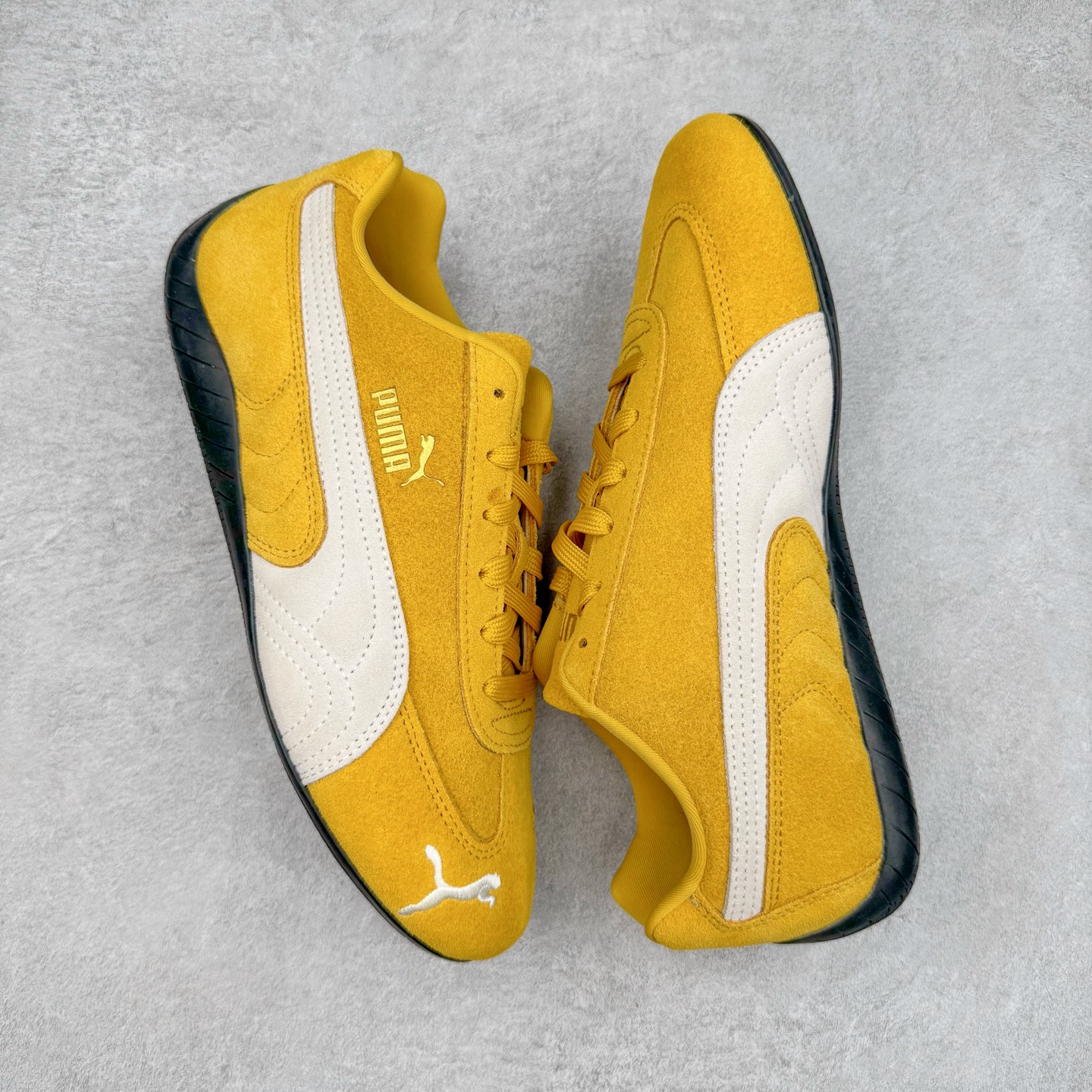 图片[3]-＃CS纯原 PUMA Speedca OG 彪马极速赛车系列低帮德训风拼接复古百搭休闲运动赛车鞋 鞋款从80、90年代赛车手所穿的防火赛车鞋为原型，鞋身线条模仿了赛车的流线廓形，体现了空气动力学原理的结构。简约流畅的外观，恰好又和贯穿其中的Formstrip Logo融合恰到好处，视觉上细节丰富且协调。本次Speedcat OG鞋款归来，最大看点自然式保留了窄版鞋型以及薄底构造。这两年各品牌鞋底越做越厚，Speedcat反其道而行之，上脚几乎无鞋底的效果带来耳目一新的视觉体验。鞋面依旧是以质感细腻的麂皮材质打造，并且大面积近乎全包裹的使用，复古味道也愈发浓烈。配色上更是将最原始的黑色和红色带回，向F1赛车队的标志性队服致敬。相信让各位一眼种草的更多是出挑的大红色，上脚即可瞬间点亮整体造型，在以球鞋为核心的OOTD中脱颖而出。而另一款黑色则是低调的万金油，彰显新潮个性的同时又不喧宾夺主，也是热爱简约系穿搭朋友的首选。 尺码：36 37 37.5 38 38.5 39 40 40.5 41 42 42.5 43 44 44.5 45 46-选品中心