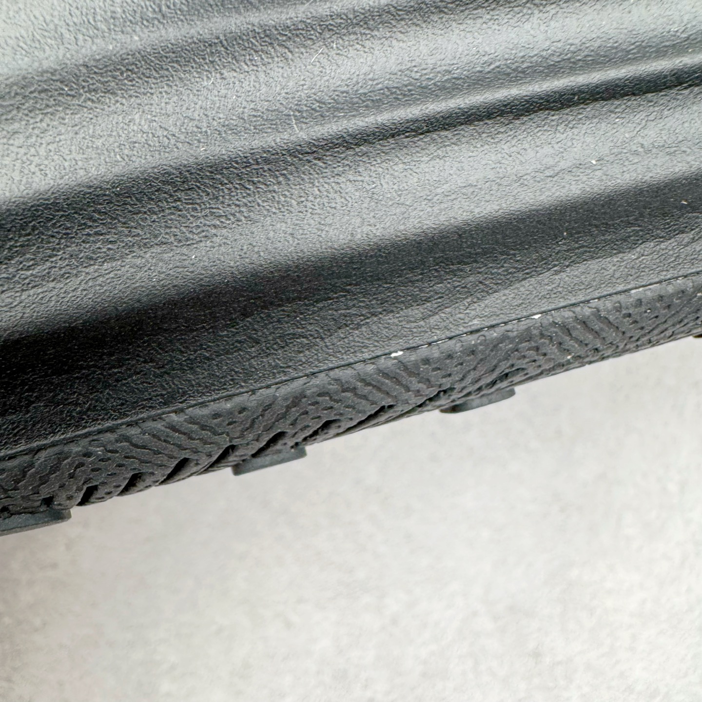 图片[16]-＃Lw纯原 NK ReactX Rejuven8 简约舒适百搭洞洞鞋 FV5060-001 重金购入原鞋及原档案磨具生产指令开发 唯一正确组合大底 组合侧面Logo 鞋头不过分上翘 后跟Logo 凹凸明显 轮廓分明 LOGO内侧钢印清晰工整 原厂磨具全鞋无多余毛边 同源公司EVA粒子环保塑料 原厂指令配方 无任何异味 弹性卡色均保持原鞋一致 匠心打造 鞋口弧度大小 鞋面色泽质感同步原鞋 LOGO内侧钢印清晰工整 从名字就能看出，这款鞋搭载了React X缓震科技，保证了舒适的脚感和轻盈的穿着体验。设计上，这双鞋采用了近几年非常流行的洞洞鞋风格，但特别之处在于加入了波浪纹路细节，让整个鞋型看起来更有立体感，视觉上也增添了几分现代感。尺码：36 36.5 37.5 38 38.5 39 40 40.5 41 42 42.5 43 44 44.5 45 46.5 47.5 48.5-选品中心