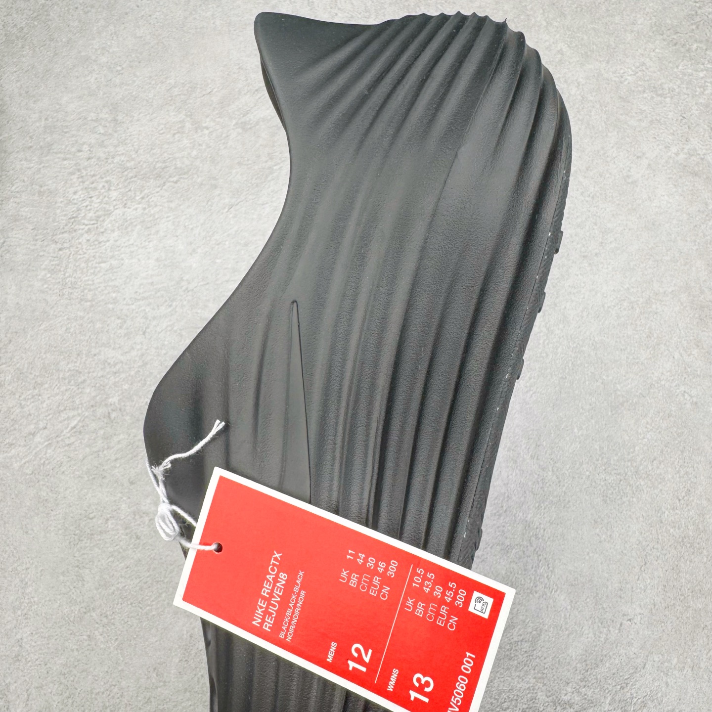 图片[7]-＃Lw纯原 NK ReactX Rejuven8 简约舒适百搭洞洞鞋 FV5060-001 重金购入原鞋及原档案磨具生产指令开发 唯一正确组合大底 组合侧面Logo 鞋头不过分上翘 后跟Logo 凹凸明显 轮廓分明 LOGO内侧钢印清晰工整 原厂磨具全鞋无多余毛边 同源公司EVA粒子环保塑料 原厂指令配方 无任何异味 弹性卡色均保持原鞋一致 匠心打造 鞋口弧度大小 鞋面色泽质感同步原鞋 LOGO内侧钢印清晰工整 从名字就能看出，这款鞋搭载了React X缓震科技，保证了舒适的脚感和轻盈的穿着体验。设计上，这双鞋采用了近几年非常流行的洞洞鞋风格，但特别之处在于加入了波浪纹路细节，让整个鞋型看起来更有立体感，视觉上也增添了几分现代感。尺码：36 36.5 37.5 38 38.5 39 40 40.5 41 42 42.5 43 44 44.5 45 46.5 47.5 48.5-选品中心