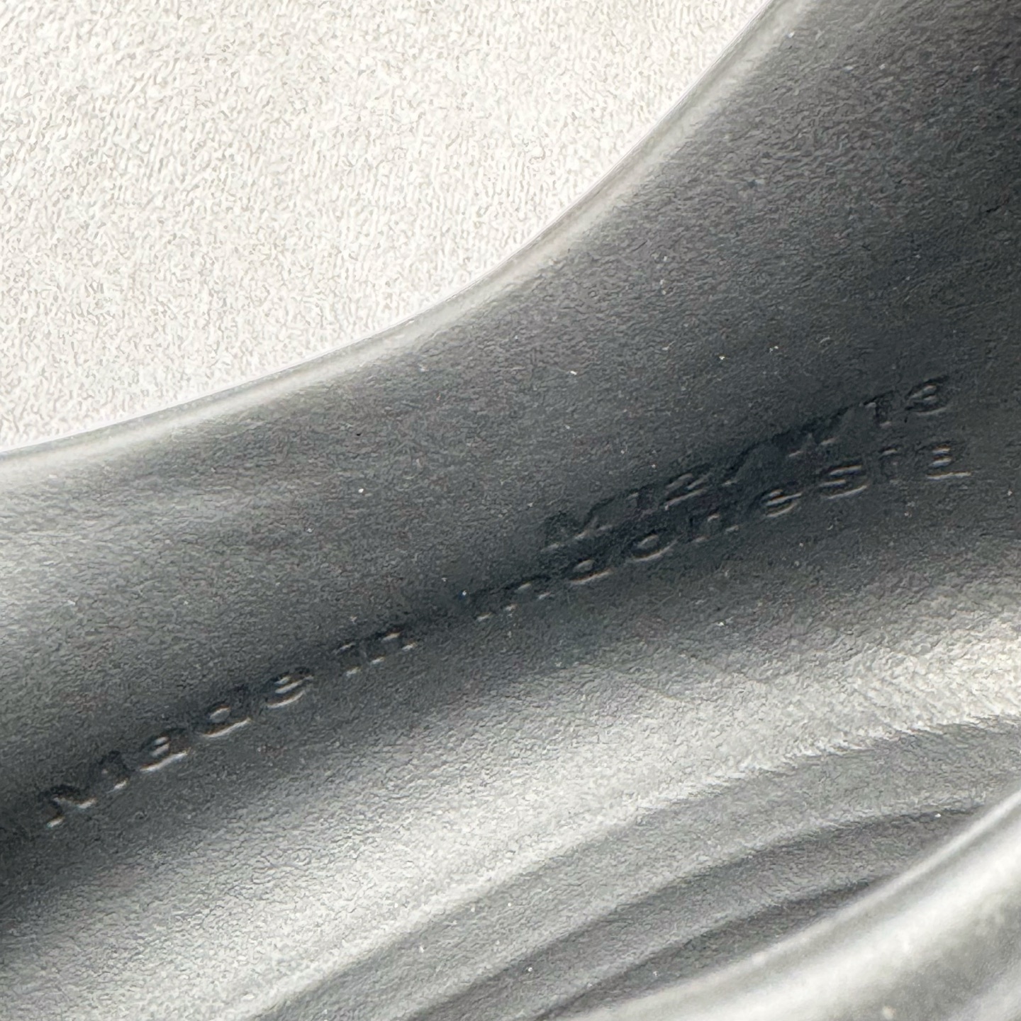 图片[11]-＃Lw纯原 NK ReactX Rejuven8 简约舒适百搭洞洞鞋 FV5060-001 重金购入原鞋及原档案磨具生产指令开发 唯一正确组合大底 组合侧面Logo 鞋头不过分上翘 后跟Logo 凹凸明显 轮廓分明 LOGO内侧钢印清晰工整 原厂磨具全鞋无多余毛边 同源公司EVA粒子环保塑料 原厂指令配方 无任何异味 弹性卡色均保持原鞋一致 匠心打造 鞋口弧度大小 鞋面色泽质感同步原鞋 LOGO内侧钢印清晰工整 从名字就能看出，这款鞋搭载了React X缓震科技，保证了舒适的脚感和轻盈的穿着体验。设计上，这双鞋采用了近几年非常流行的洞洞鞋风格，但特别之处在于加入了波浪纹路细节，让整个鞋型看起来更有立体感，视觉上也增添了几分现代感。尺码：36 36.5 37.5 38 38.5 39 40 40.5 41 42 42.5 43 44 44.5 45 46.5 47.5 48.5-选品中心