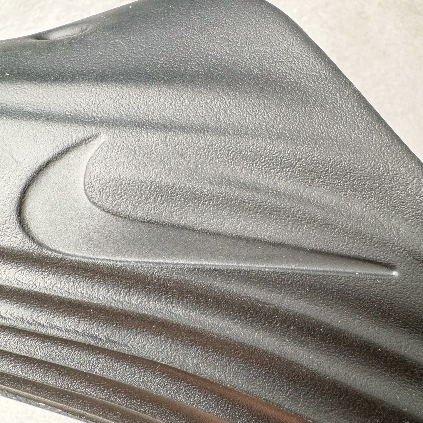 图片[10]-＃Lw纯原 NK ReactX Rejuven8 简约舒适百搭洞洞鞋 FV5060-001 重金购入原鞋及原档案磨具生产指令开发 唯一正确组合大底 组合侧面Logo 鞋头不过分上翘 后跟Logo 凹凸明显 轮廓分明 LOGO内侧钢印清晰工整 原厂磨具全鞋无多余毛边 同源公司EVA粒子环保塑料 原厂指令配方 无任何异味 弹性卡色均保持原鞋一致 匠心打造 鞋口弧度大小 鞋面色泽质感同步原鞋 LOGO内侧钢印清晰工整 从名字就能看出，这款鞋搭载了React X缓震科技，保证了舒适的脚感和轻盈的穿着体验。设计上，这双鞋采用了近几年非常流行的洞洞鞋风格，但特别之处在于加入了波浪纹路细节，让整个鞋型看起来更有立体感，视觉上也增添了几分现代感。尺码：36 36.5 37.5 38 38.5 39 40 40.5 41 42 42.5 43 44 44.5 45 46.5 47.5 48.5-选品中心