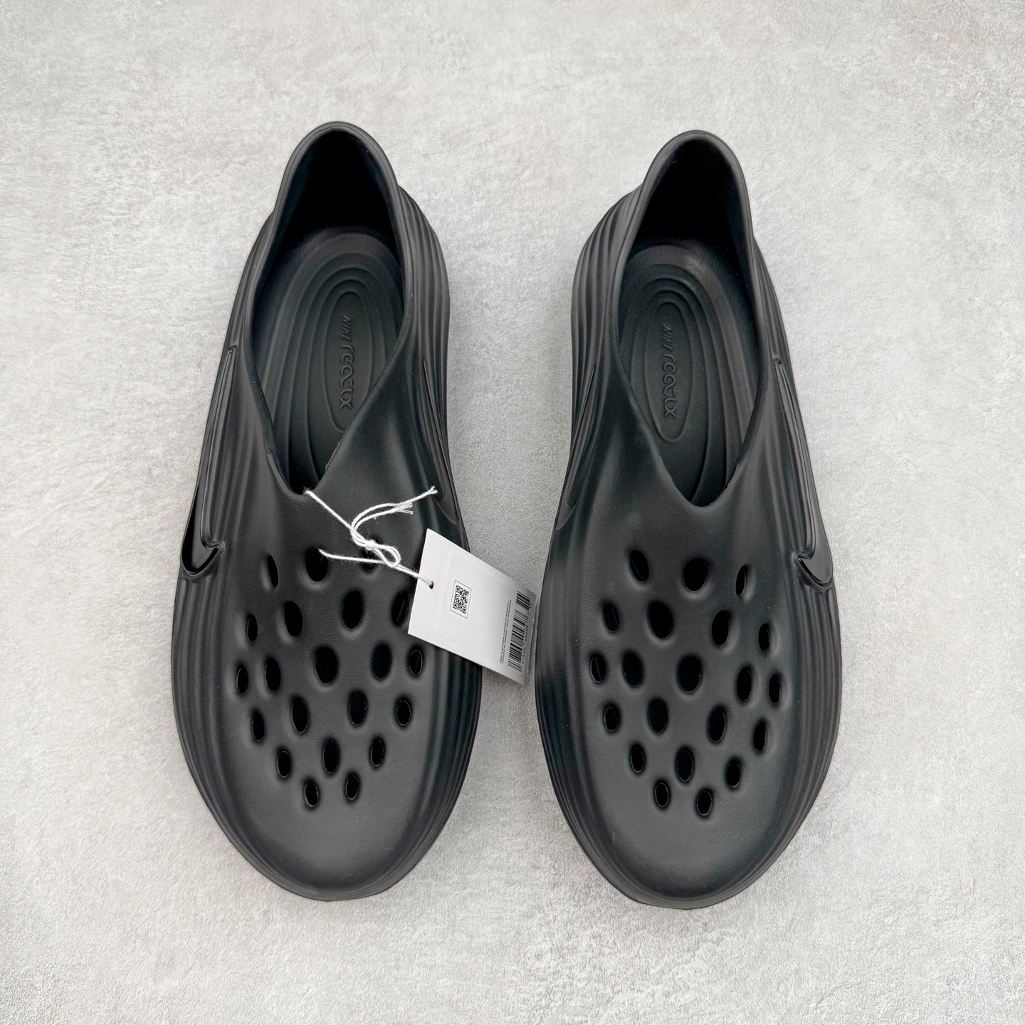 图片[2]-＃Lw纯原 NK ReactX Rejuven8 简约舒适百搭洞洞鞋 FV5060-001 重金购入原鞋及原档案磨具生产指令开发 唯一正确组合大底 组合侧面Logo 鞋头不过分上翘 后跟Logo 凹凸明显 轮廓分明 LOGO内侧钢印清晰工整 原厂磨具全鞋无多余毛边 同源公司EVA粒子环保塑料 原厂指令配方 无任何异味 弹性卡色均保持原鞋一致 匠心打造 鞋口弧度大小 鞋面色泽质感同步原鞋 LOGO内侧钢印清晰工整 从名字就能看出，这款鞋搭载了React X缓震科技，保证了舒适的脚感和轻盈的穿着体验。设计上，这双鞋采用了近几年非常流行的洞洞鞋风格，但特别之处在于加入了波浪纹路细节，让整个鞋型看起来更有立体感，视觉上也增添了几分现代感。尺码：36 36.5 37.5 38 38.5 39 40 40.5 41 42 42.5 43 44 44.5 45 46.5 47.5 48.5-选品中心