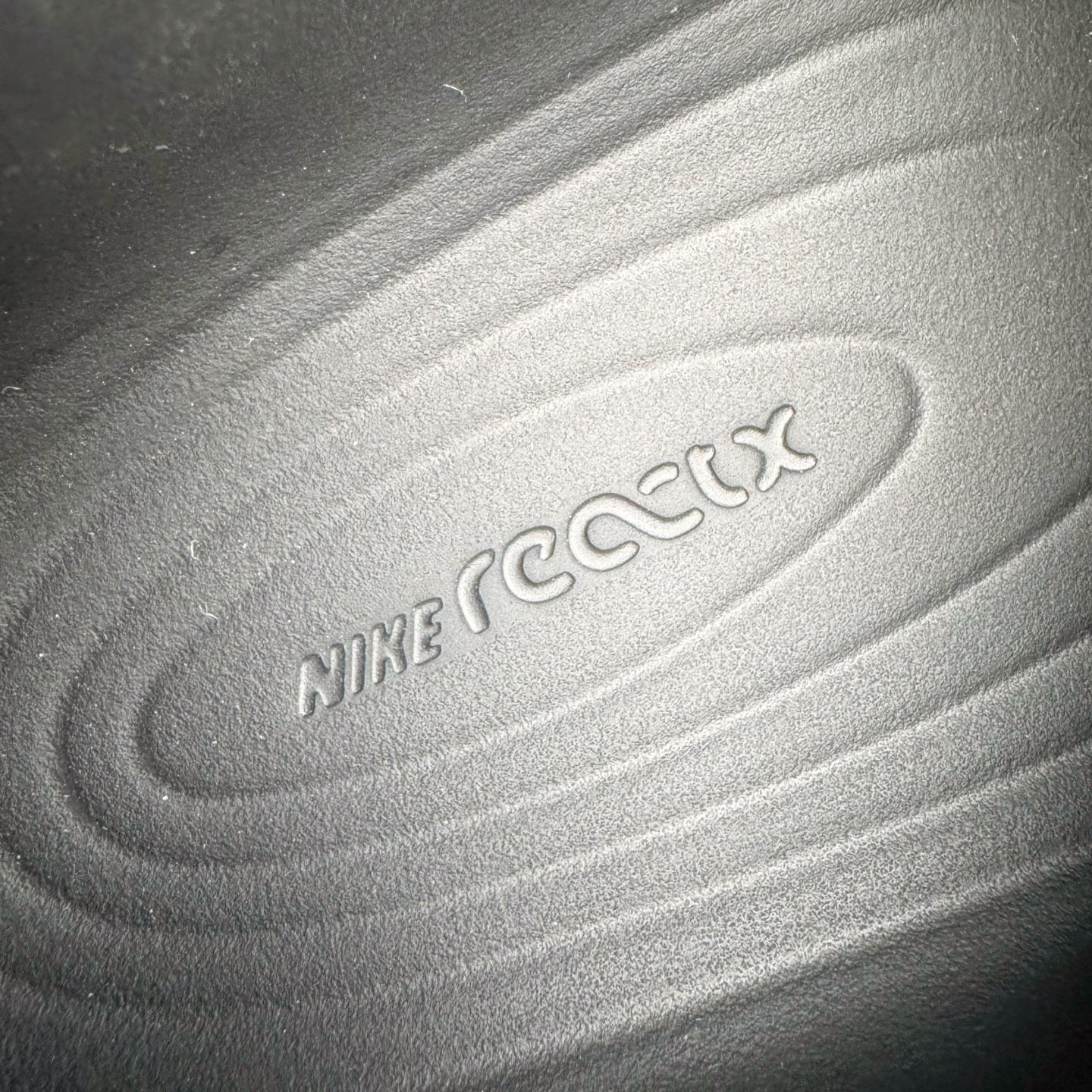 图片[12]-＃Lw纯原 NK ReactX Rejuven8 简约舒适百搭洞洞鞋 FV5060-001 重金购入原鞋及原档案磨具生产指令开发 唯一正确组合大底 组合侧面Logo 鞋头不过分上翘 后跟Logo 凹凸明显 轮廓分明 LOGO内侧钢印清晰工整 原厂磨具全鞋无多余毛边 同源公司EVA粒子环保塑料 原厂指令配方 无任何异味 弹性卡色均保持原鞋一致 匠心打造 鞋口弧度大小 鞋面色泽质感同步原鞋 LOGO内侧钢印清晰工整 从名字就能看出，这款鞋搭载了React X缓震科技，保证了舒适的脚感和轻盈的穿着体验。设计上，这双鞋采用了近几年非常流行的洞洞鞋风格，但特别之处在于加入了波浪纹路细节，让整个鞋型看起来更有立体感，视觉上也增添了几分现代感。尺码：36 36.5 37.5 38 38.5 39 40 40.5 41 42 42.5 43 44 44.5 45 46.5 47.5 48.5-选品中心