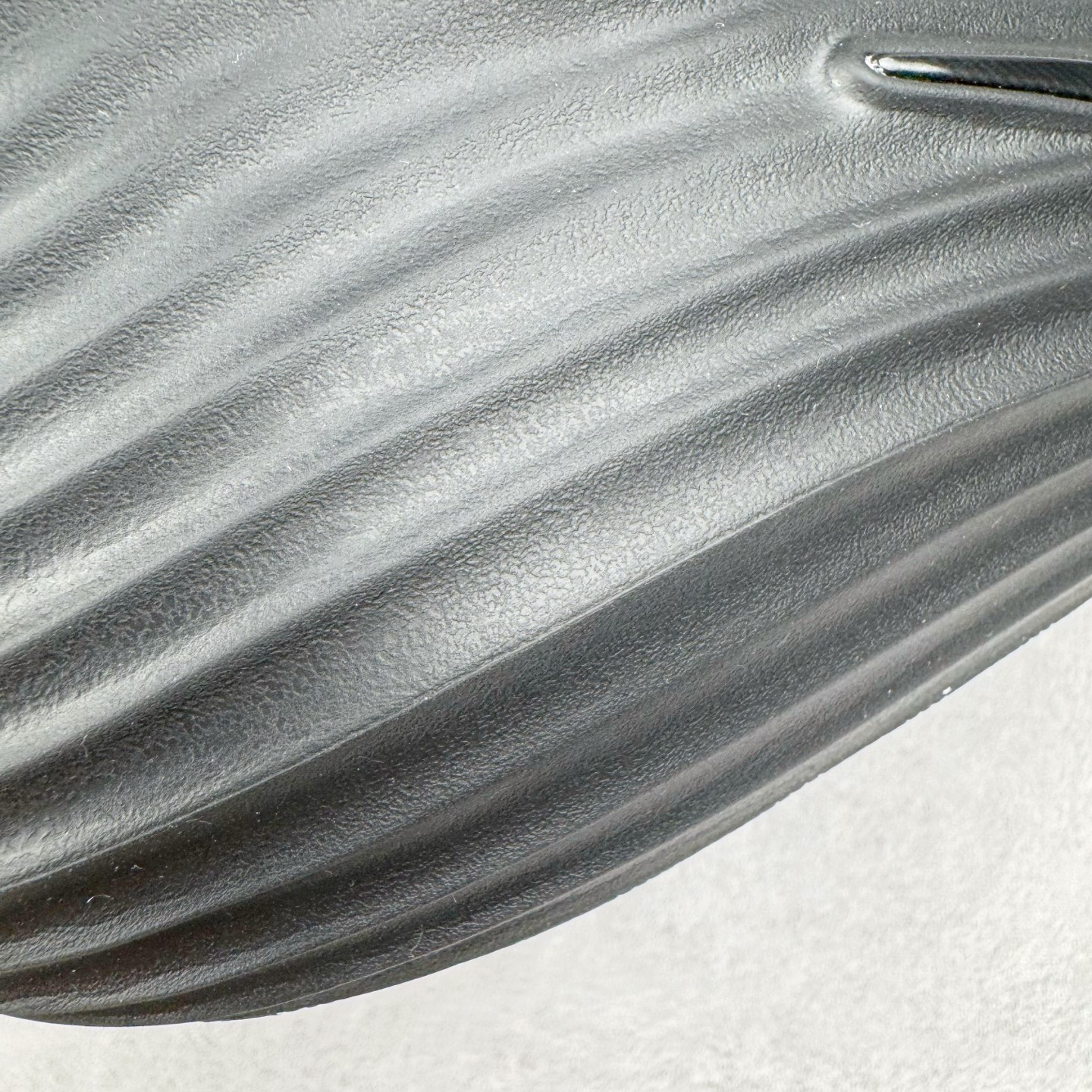 图片[17]-＃Lw纯原 NK ReactX Rejuven8 简约舒适百搭洞洞鞋 FV5060-001 重金购入原鞋及原档案磨具生产指令开发 唯一正确组合大底 组合侧面Logo 鞋头不过分上翘 后跟Logo 凹凸明显 轮廓分明 LOGO内侧钢印清晰工整 原厂磨具全鞋无多余毛边 同源公司EVA粒子环保塑料 原厂指令配方 无任何异味 弹性卡色均保持原鞋一致 匠心打造 鞋口弧度大小 鞋面色泽质感同步原鞋 LOGO内侧钢印清晰工整 从名字就能看出，这款鞋搭载了React X缓震科技，保证了舒适的脚感和轻盈的穿着体验。设计上，这双鞋采用了近几年非常流行的洞洞鞋风格，但特别之处在于加入了波浪纹路细节，让整个鞋型看起来更有立体感，视觉上也增添了几分现代感。尺码：36 36.5 37.5 38 38.5 39 40 40.5 41 42 42.5 43 44 44.5 45 46.5 47.5 48.5-选品中心