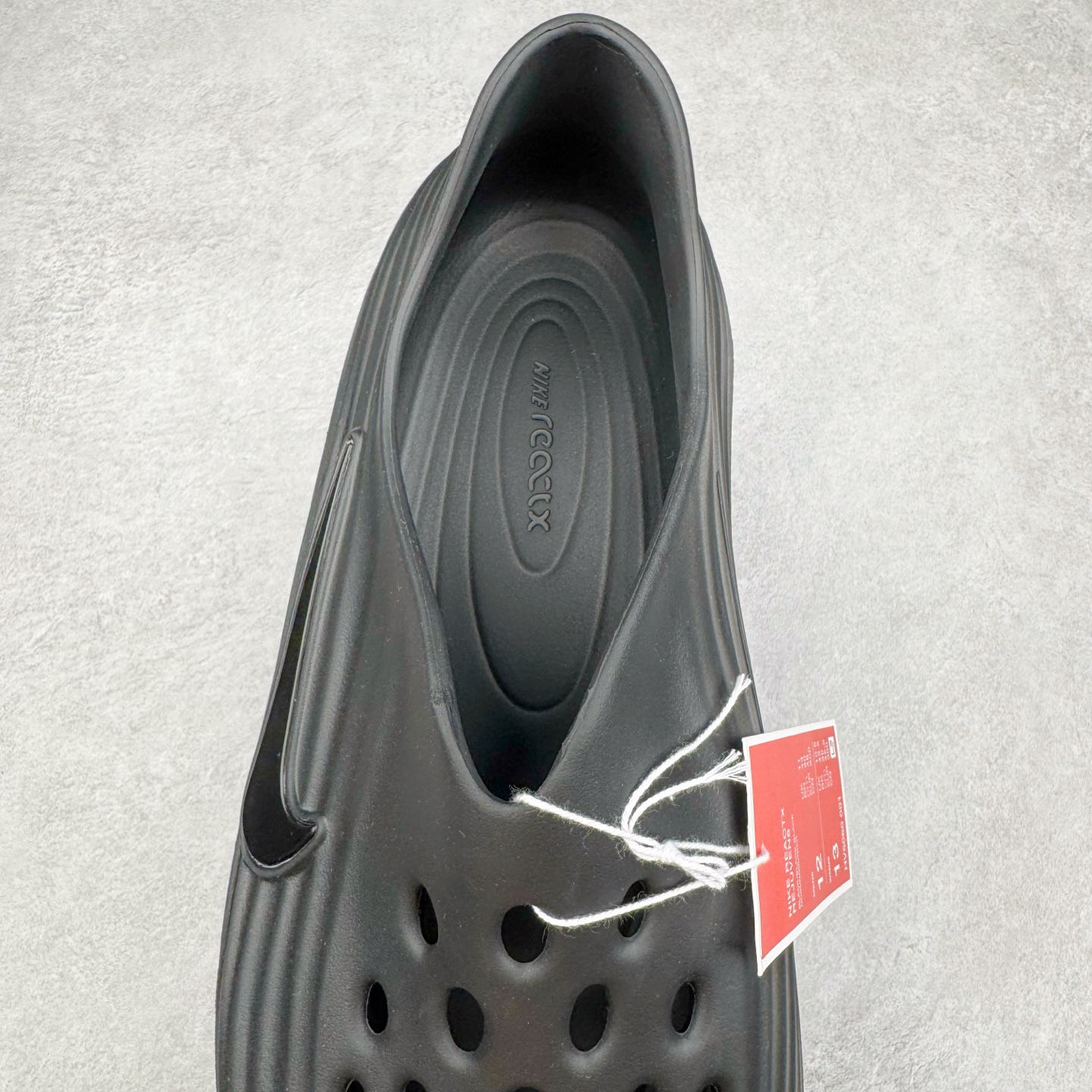 图片[5]-＃Lw纯原 NK ReactX Rejuven8 简约舒适百搭洞洞鞋 FV5060-001 重金购入原鞋及原档案磨具生产指令开发 唯一正确组合大底 组合侧面Logo 鞋头不过分上翘 后跟Logo 凹凸明显 轮廓分明 LOGO内侧钢印清晰工整 原厂磨具全鞋无多余毛边 同源公司EVA粒子环保塑料 原厂指令配方 无任何异味 弹性卡色均保持原鞋一致 匠心打造 鞋口弧度大小 鞋面色泽质感同步原鞋 LOGO内侧钢印清晰工整 从名字就能看出，这款鞋搭载了React X缓震科技，保证了舒适的脚感和轻盈的穿着体验。设计上，这双鞋采用了近几年非常流行的洞洞鞋风格，但特别之处在于加入了波浪纹路细节，让整个鞋型看起来更有立体感，视觉上也增添了几分现代感。尺码：36 36.5 37.5 38 38.5 39 40 40.5 41 42 42.5 43 44 44.5 45 46.5 47.5 48.5-选品中心