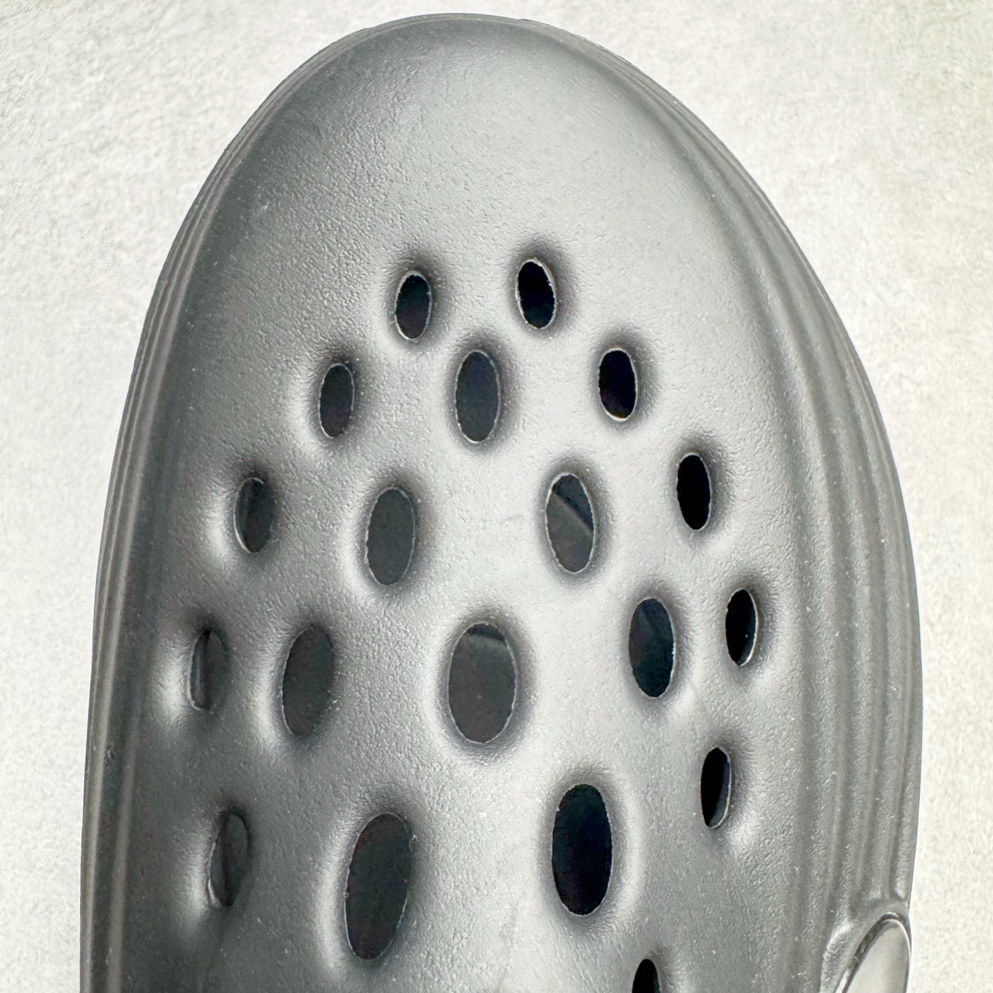 图片[14]-＃Lw纯原 NK ReactX Rejuven8 简约舒适百搭洞洞鞋 FV5060-001 重金购入原鞋及原档案磨具生产指令开发 唯一正确组合大底 组合侧面Logo 鞋头不过分上翘 后跟Logo 凹凸明显 轮廓分明 LOGO内侧钢印清晰工整 原厂磨具全鞋无多余毛边 同源公司EVA粒子环保塑料 原厂指令配方 无任何异味 弹性卡色均保持原鞋一致 匠心打造 鞋口弧度大小 鞋面色泽质感同步原鞋 LOGO内侧钢印清晰工整 从名字就能看出，这款鞋搭载了React X缓震科技，保证了舒适的脚感和轻盈的穿着体验。设计上，这双鞋采用了近几年非常流行的洞洞鞋风格，但特别之处在于加入了波浪纹路细节，让整个鞋型看起来更有立体感，视觉上也增添了几分现代感。尺码：36 36.5 37.5 38 38.5 39 40 40.5 41 42 42.5 43 44 44.5 45 46.5 47.5 48.5-选品中心