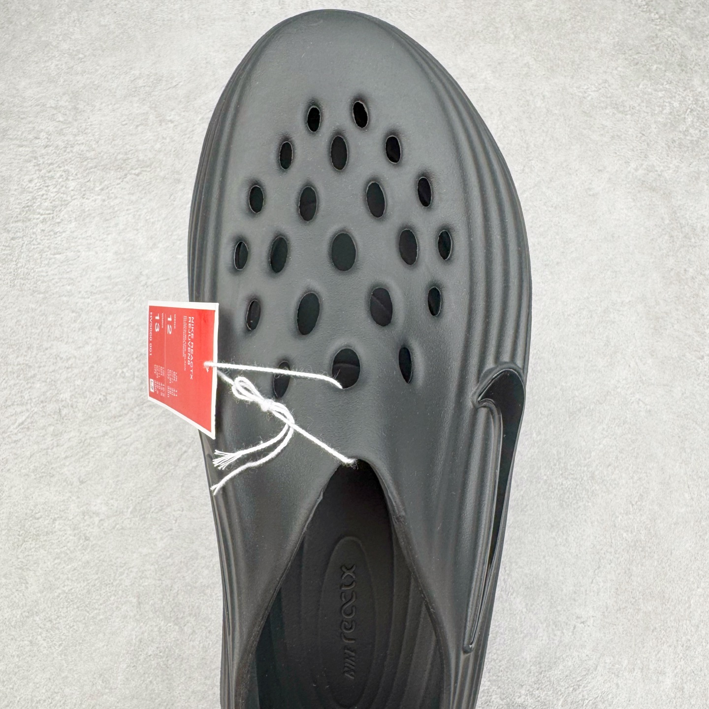 图片[4]-＃Lw纯原 NK ReactX Rejuven8 简约舒适百搭洞洞鞋 FV5060-001 重金购入原鞋及原档案磨具生产指令开发 唯一正确组合大底 组合侧面Logo 鞋头不过分上翘 后跟Logo 凹凸明显 轮廓分明 LOGO内侧钢印清晰工整 原厂磨具全鞋无多余毛边 同源公司EVA粒子环保塑料 原厂指令配方 无任何异味 弹性卡色均保持原鞋一致 匠心打造 鞋口弧度大小 鞋面色泽质感同步原鞋 LOGO内侧钢印清晰工整 从名字就能看出，这款鞋搭载了React X缓震科技，保证了舒适的脚感和轻盈的穿着体验。设计上，这双鞋采用了近几年非常流行的洞洞鞋风格，但特别之处在于加入了波浪纹路细节，让整个鞋型看起来更有立体感，视觉上也增添了几分现代感。尺码：36 36.5 37.5 38 38.5 39 40 40.5 41 42 42.5 43 44 44.5 45 46.5 47.5 48.5-选品中心