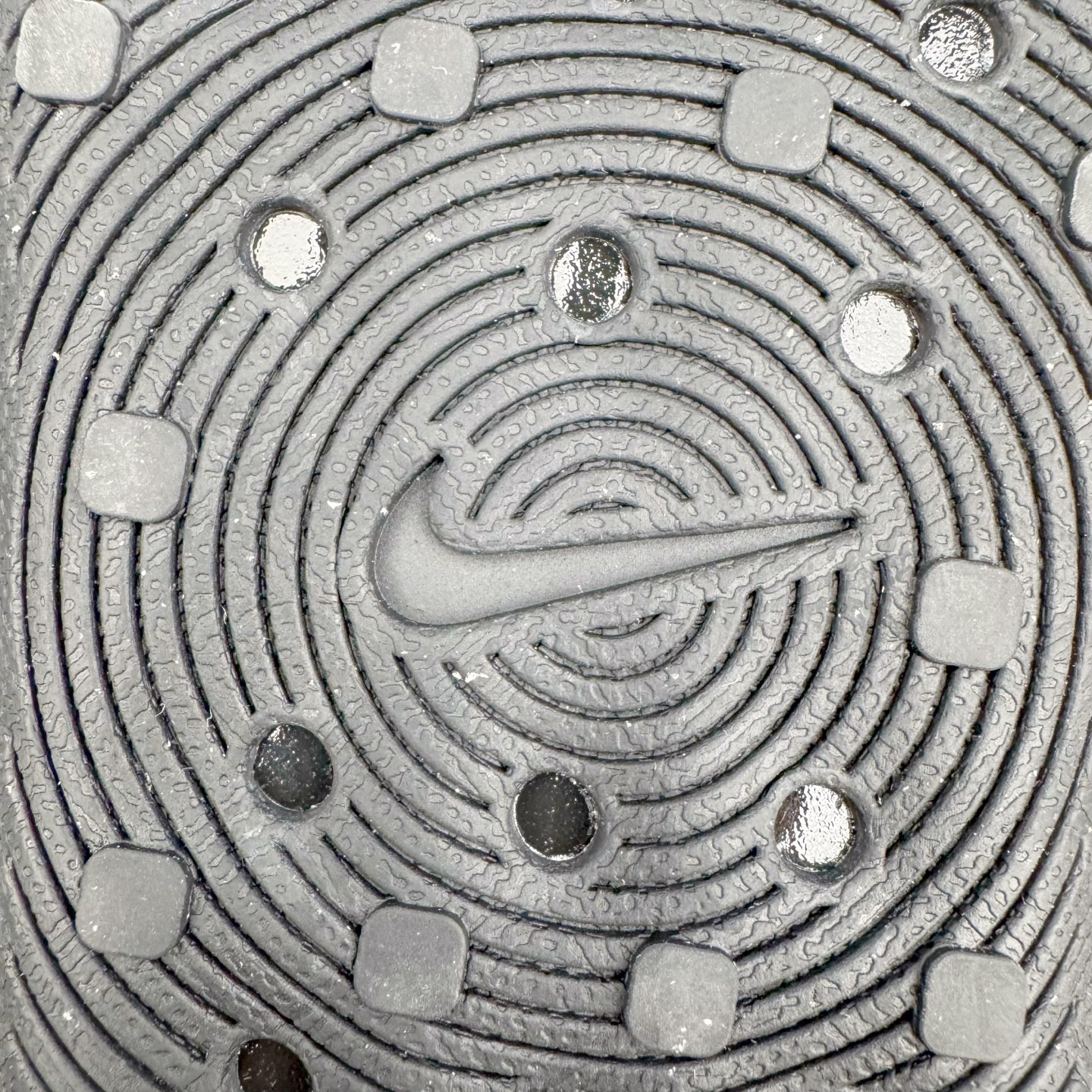 图片[19]-＃Lw纯原 NK ReactX Rejuven8 简约舒适百搭洞洞鞋 FV5060-001 重金购入原鞋及原档案磨具生产指令开发 唯一正确组合大底 组合侧面Logo 鞋头不过分上翘 后跟Logo 凹凸明显 轮廓分明 LOGO内侧钢印清晰工整 原厂磨具全鞋无多余毛边 同源公司EVA粒子环保塑料 原厂指令配方 无任何异味 弹性卡色均保持原鞋一致 匠心打造 鞋口弧度大小 鞋面色泽质感同步原鞋 LOGO内侧钢印清晰工整 从名字就能看出，这款鞋搭载了React X缓震科技，保证了舒适的脚感和轻盈的穿着体验。设计上，这双鞋采用了近几年非常流行的洞洞鞋风格，但特别之处在于加入了波浪纹路细节，让整个鞋型看起来更有立体感，视觉上也增添了几分现代感。尺码：36 36.5 37.5 38 38.5 39 40 40.5 41 42 42.5 43 44 44.5 45 46.5 47.5 48.5-选品中心