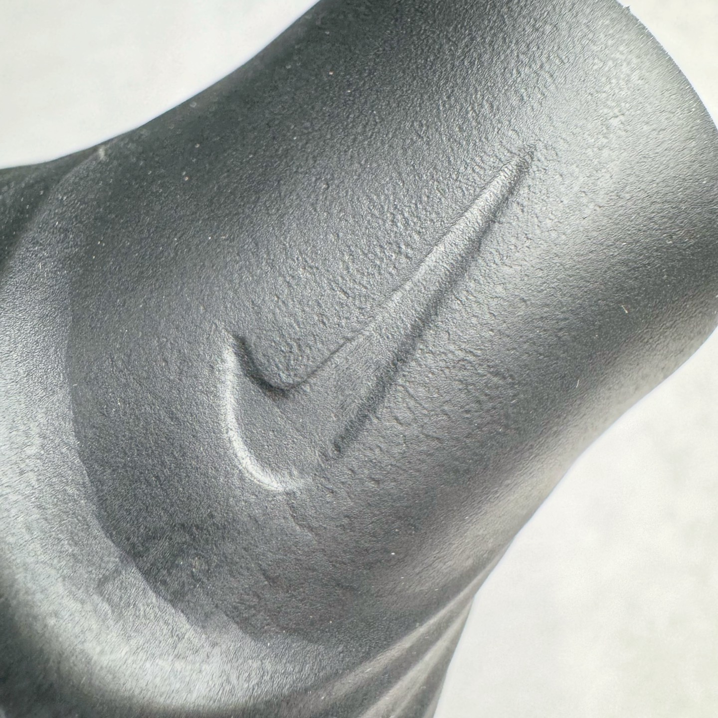 图片[15]-＃Lw纯原 NK ReactX Rejuven8 简约舒适百搭洞洞鞋 FV5060-001 重金购入原鞋及原档案磨具生产指令开发 唯一正确组合大底 组合侧面Logo 鞋头不过分上翘 后跟Logo 凹凸明显 轮廓分明 LOGO内侧钢印清晰工整 原厂磨具全鞋无多余毛边 同源公司EVA粒子环保塑料 原厂指令配方 无任何异味 弹性卡色均保持原鞋一致 匠心打造 鞋口弧度大小 鞋面色泽质感同步原鞋 LOGO内侧钢印清晰工整 从名字就能看出，这款鞋搭载了React X缓震科技，保证了舒适的脚感和轻盈的穿着体验。设计上，这双鞋采用了近几年非常流行的洞洞鞋风格，但特别之处在于加入了波浪纹路细节，让整个鞋型看起来更有立体感，视觉上也增添了几分现代感。尺码：36 36.5 37.5 38 38.5 39 40 40.5 41 42 42.5 43 44 44.5 45 46.5 47.5 48.5-选品中心