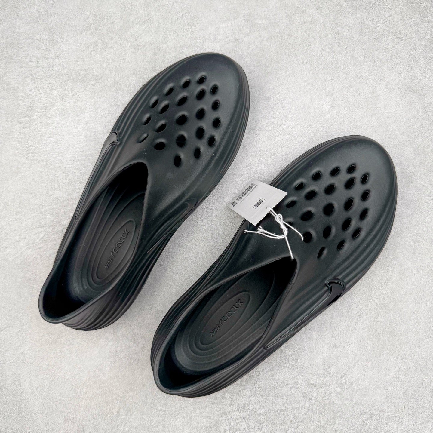 图片[3]-＃Lw纯原 NK ReactX Rejuven8 简约舒适百搭洞洞鞋 FV5060-001 重金购入原鞋及原档案磨具生产指令开发 唯一正确组合大底 组合侧面Logo 鞋头不过分上翘 后跟Logo 凹凸明显 轮廓分明 LOGO内侧钢印清晰工整 原厂磨具全鞋无多余毛边 同源公司EVA粒子环保塑料 原厂指令配方 无任何异味 弹性卡色均保持原鞋一致 匠心打造 鞋口弧度大小 鞋面色泽质感同步原鞋 LOGO内侧钢印清晰工整 从名字就能看出，这款鞋搭载了React X缓震科技，保证了舒适的脚感和轻盈的穿着体验。设计上，这双鞋采用了近几年非常流行的洞洞鞋风格，但特别之处在于加入了波浪纹路细节，让整个鞋型看起来更有立体感，视觉上也增添了几分现代感。尺码：36 36.5 37.5 38 38.5 39 40 40.5 41 42 42.5 43 44 44.5 45 46.5 47.5 48.5-选品中心