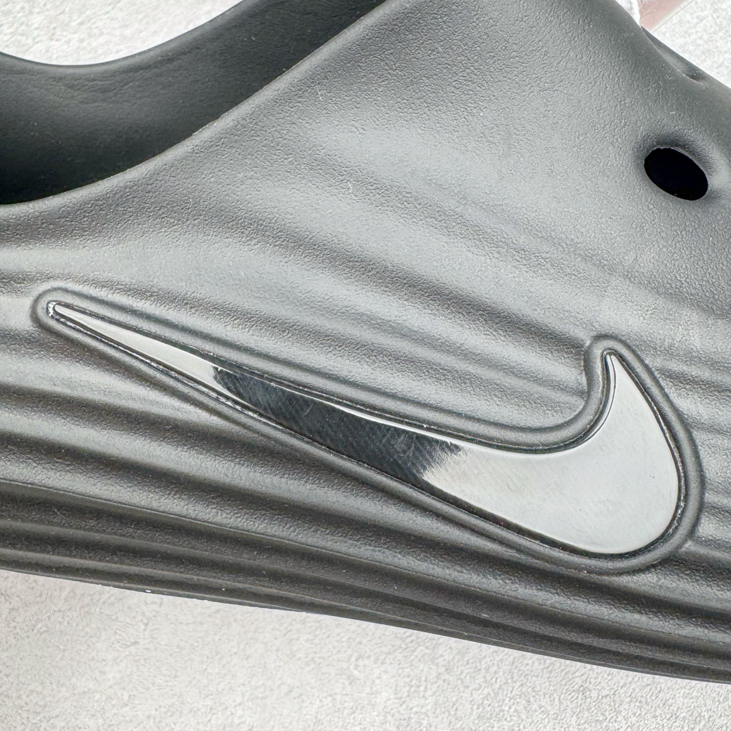 图片[18]-＃Lw纯原 NK ReactX Rejuven8 简约舒适百搭洞洞鞋 FV5060-001 重金购入原鞋及原档案磨具生产指令开发 唯一正确组合大底 组合侧面Logo 鞋头不过分上翘 后跟Logo 凹凸明显 轮廓分明 LOGO内侧钢印清晰工整 原厂磨具全鞋无多余毛边 同源公司EVA粒子环保塑料 原厂指令配方 无任何异味 弹性卡色均保持原鞋一致 匠心打造 鞋口弧度大小 鞋面色泽质感同步原鞋 LOGO内侧钢印清晰工整 从名字就能看出，这款鞋搭载了React X缓震科技，保证了舒适的脚感和轻盈的穿着体验。设计上，这双鞋采用了近几年非常流行的洞洞鞋风格，但特别之处在于加入了波浪纹路细节，让整个鞋型看起来更有立体感，视觉上也增添了几分现代感。尺码：36 36.5 37.5 38 38.5 39 40 40.5 41 42 42.5 43 44 44.5 45 46.5 47.5 48.5-选品中心