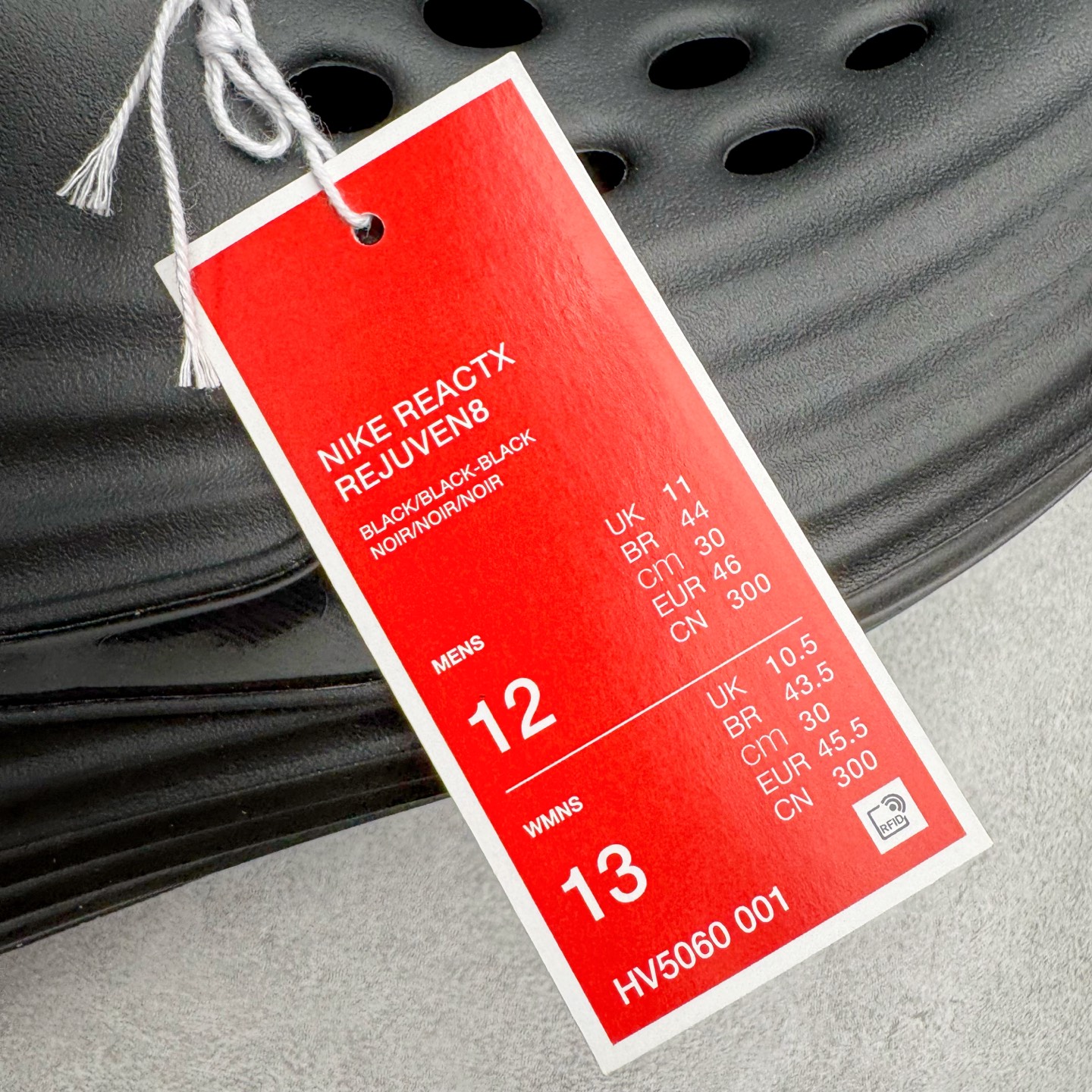 图片[13]-＃Lw纯原 NK ReactX Rejuven8 简约舒适百搭洞洞鞋 FV5060-001 重金购入原鞋及原档案磨具生产指令开发 唯一正确组合大底 组合侧面Logo 鞋头不过分上翘 后跟Logo 凹凸明显 轮廓分明 LOGO内侧钢印清晰工整 原厂磨具全鞋无多余毛边 同源公司EVA粒子环保塑料 原厂指令配方 无任何异味 弹性卡色均保持原鞋一致 匠心打造 鞋口弧度大小 鞋面色泽质感同步原鞋 LOGO内侧钢印清晰工整 从名字就能看出，这款鞋搭载了React X缓震科技，保证了舒适的脚感和轻盈的穿着体验。设计上，这双鞋采用了近几年非常流行的洞洞鞋风格，但特别之处在于加入了波浪纹路细节，让整个鞋型看起来更有立体感，视觉上也增添了几分现代感。尺码：36 36.5 37.5 38 38.5 39 40 40.5 41 42 42.5 43 44 44.5 45 46.5 47.5 48.5-选品中心