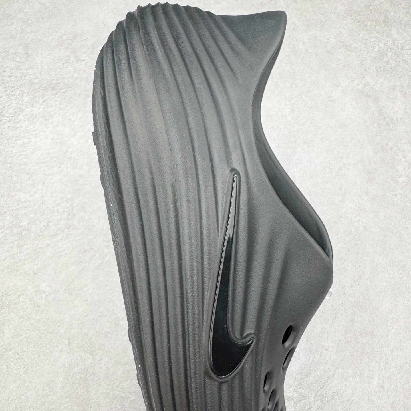 图片[6]-＃Lw纯原 NK ReactX Rejuven8 简约舒适百搭洞洞鞋 FV5060-001 重金购入原鞋及原档案磨具生产指令开发 唯一正确组合大底 组合侧面Logo 鞋头不过分上翘 后跟Logo 凹凸明显 轮廓分明 LOGO内侧钢印清晰工整 原厂磨具全鞋无多余毛边 同源公司EVA粒子环保塑料 原厂指令配方 无任何异味 弹性卡色均保持原鞋一致 匠心打造 鞋口弧度大小 鞋面色泽质感同步原鞋 LOGO内侧钢印清晰工整 从名字就能看出，这款鞋搭载了React X缓震科技，保证了舒适的脚感和轻盈的穿着体验。设计上，这双鞋采用了近几年非常流行的洞洞鞋风格，但特别之处在于加入了波浪纹路细节，让整个鞋型看起来更有立体感，视觉上也增添了几分现代感。尺码：36 36.5 37.5 38 38.5 39 40 40.5 41 42 42.5 43 44 44.5 45 46.5 47.5 48.5-选品中心