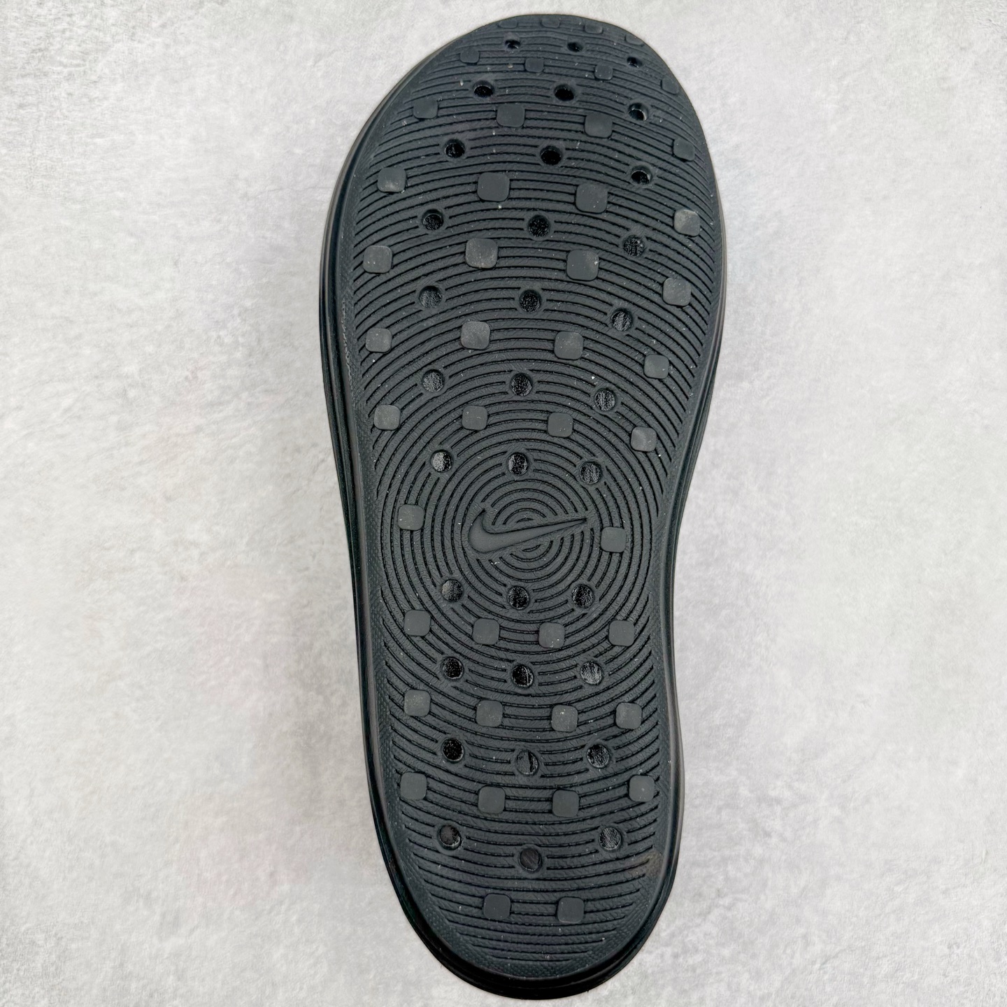 图片[9]-＃Lw纯原 NK ReactX Rejuven8 简约舒适百搭洞洞鞋 FV5060-001 重金购入原鞋及原档案磨具生产指令开发 唯一正确组合大底 组合侧面Logo 鞋头不过分上翘 后跟Logo 凹凸明显 轮廓分明 LOGO内侧钢印清晰工整 原厂磨具全鞋无多余毛边 同源公司EVA粒子环保塑料 原厂指令配方 无任何异味 弹性卡色均保持原鞋一致 匠心打造 鞋口弧度大小 鞋面色泽质感同步原鞋 LOGO内侧钢印清晰工整 从名字就能看出，这款鞋搭载了React X缓震科技，保证了舒适的脚感和轻盈的穿着体验。设计上，这双鞋采用了近几年非常流行的洞洞鞋风格，但特别之处在于加入了波浪纹路细节，让整个鞋型看起来更有立体感，视觉上也增添了几分现代感。尺码：36 36.5 37.5 38 38.5 39 40 40.5 41 42 42.5 43 44 44.5 45 46.5 47.5 48.5-选品中心