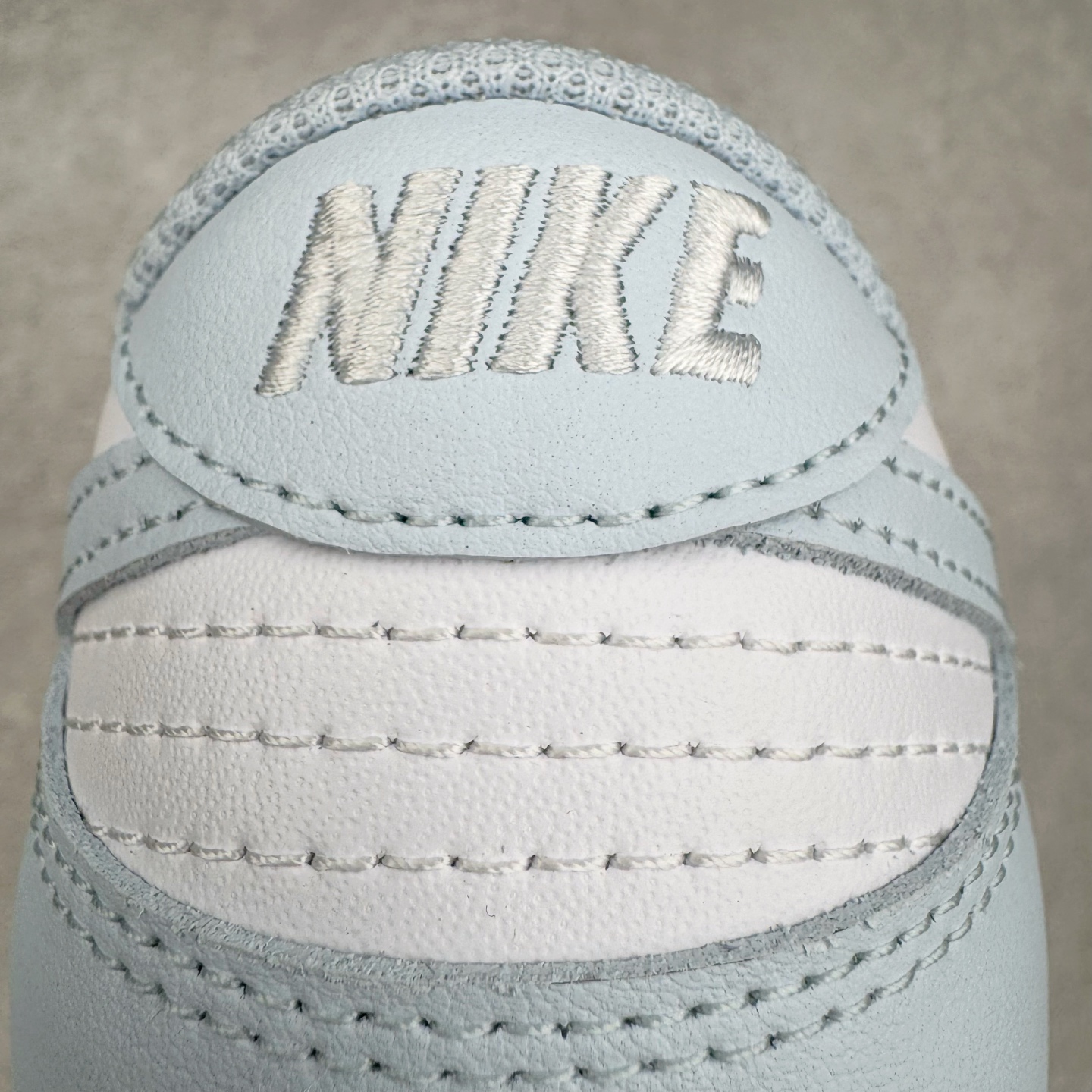 图片[10]-＃YC纯原 NK Dunk Low 冰川蓝 IB7311-100 实力大厂出品 新配色陆续开发 利润个位数只为口碑 全套原纸板楦头开发 确保原汁原味 完美呈现DUNK版型 一比一鞋头弧度高度鞋身弧度 此版本只针对中端市场 皮料材质有所更替 其他数据细节工艺流程均保持一致 绝不口嗨 细节品控鞋型随意对比 独家私模官方第六代原厂航空铝磨具打磨大底 鞋头坡度极致还原 无解鞋型 原盒原配 圈内天花板工艺 原厂玻璃冲刀 超高清洁度 全鞋零毛边皮料切割 原厂中底布点胶 中底布拉帮走线遵循公司 尺码：36 36.5 37.5 38 38.5 39 40 40.5 41 42 42.5 43 44 44.5 45 46-选品中心