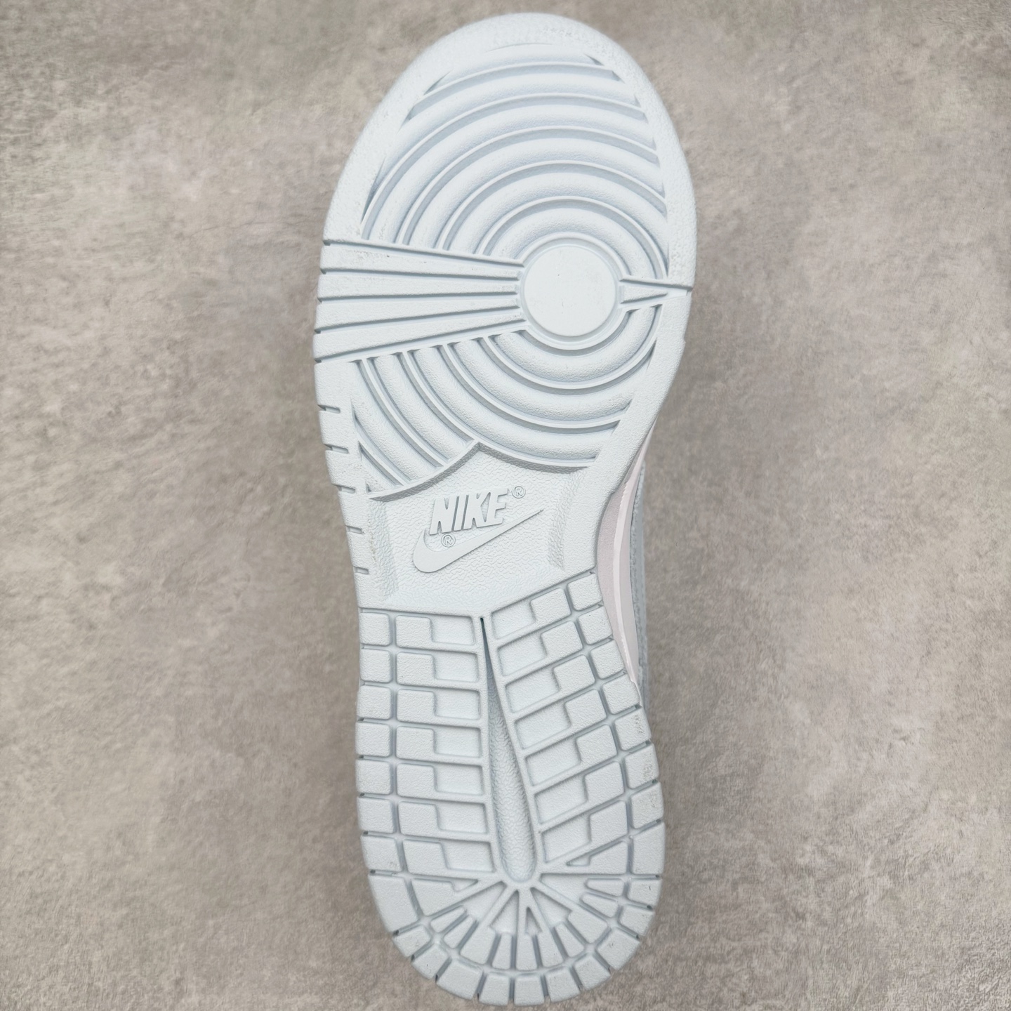 图片[9]-＃YC纯原 NK Dunk Low 冰川蓝 IB7311-100 实力大厂出品 新配色陆续开发 利润个位数只为口碑 全套原纸板楦头开发 确保原汁原味 完美呈现DUNK版型 一比一鞋头弧度高度鞋身弧度 此版本只针对中端市场 皮料材质有所更替 其他数据细节工艺流程均保持一致 绝不口嗨 细节品控鞋型随意对比 独家私模官方第六代原厂航空铝磨具打磨大底 鞋头坡度极致还原 无解鞋型 原盒原配 圈内天花板工艺 原厂玻璃冲刀 超高清洁度 全鞋零毛边皮料切割 原厂中底布点胶 中底布拉帮走线遵循公司 尺码：36 36.5 37.5 38 38.5 39 40 40.5 41 42 42.5 43 44 44.5 45 46-选品中心