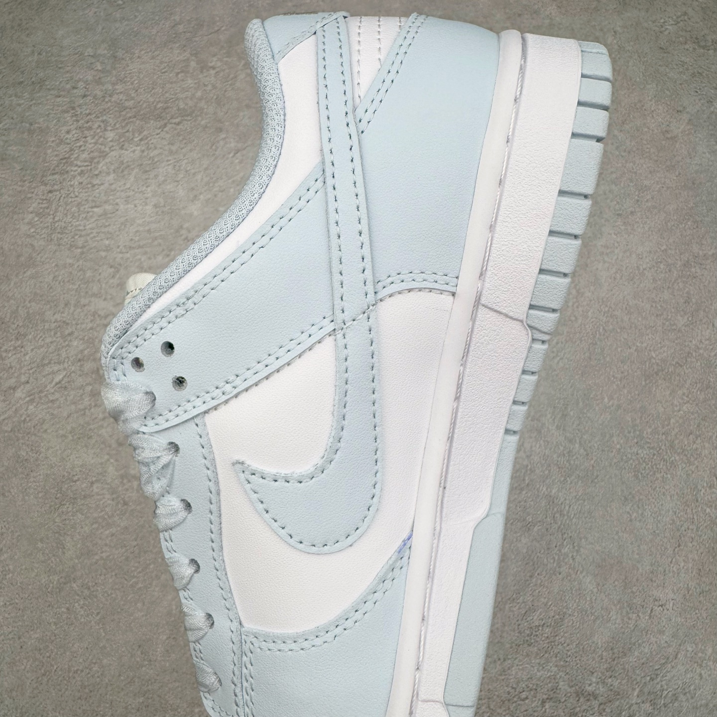 图片[7]-＃YC纯原 NK Dunk Low 冰川蓝 IB7311-100 实力大厂出品 新配色陆续开发 利润个位数只为口碑 全套原纸板楦头开发 确保原汁原味 完美呈现DUNK版型 一比一鞋头弧度高度鞋身弧度 此版本只针对中端市场 皮料材质有所更替 其他数据细节工艺流程均保持一致 绝不口嗨 细节品控鞋型随意对比 独家私模官方第六代原厂航空铝磨具打磨大底 鞋头坡度极致还原 无解鞋型 原盒原配 圈内天花板工艺 原厂玻璃冲刀 超高清洁度 全鞋零毛边皮料切割 原厂中底布点胶 中底布拉帮走线遵循公司 尺码：36 36.5 37.5 38 38.5 39 40 40.5 41 42 42.5 43 44 44.5 45 46-选品中心