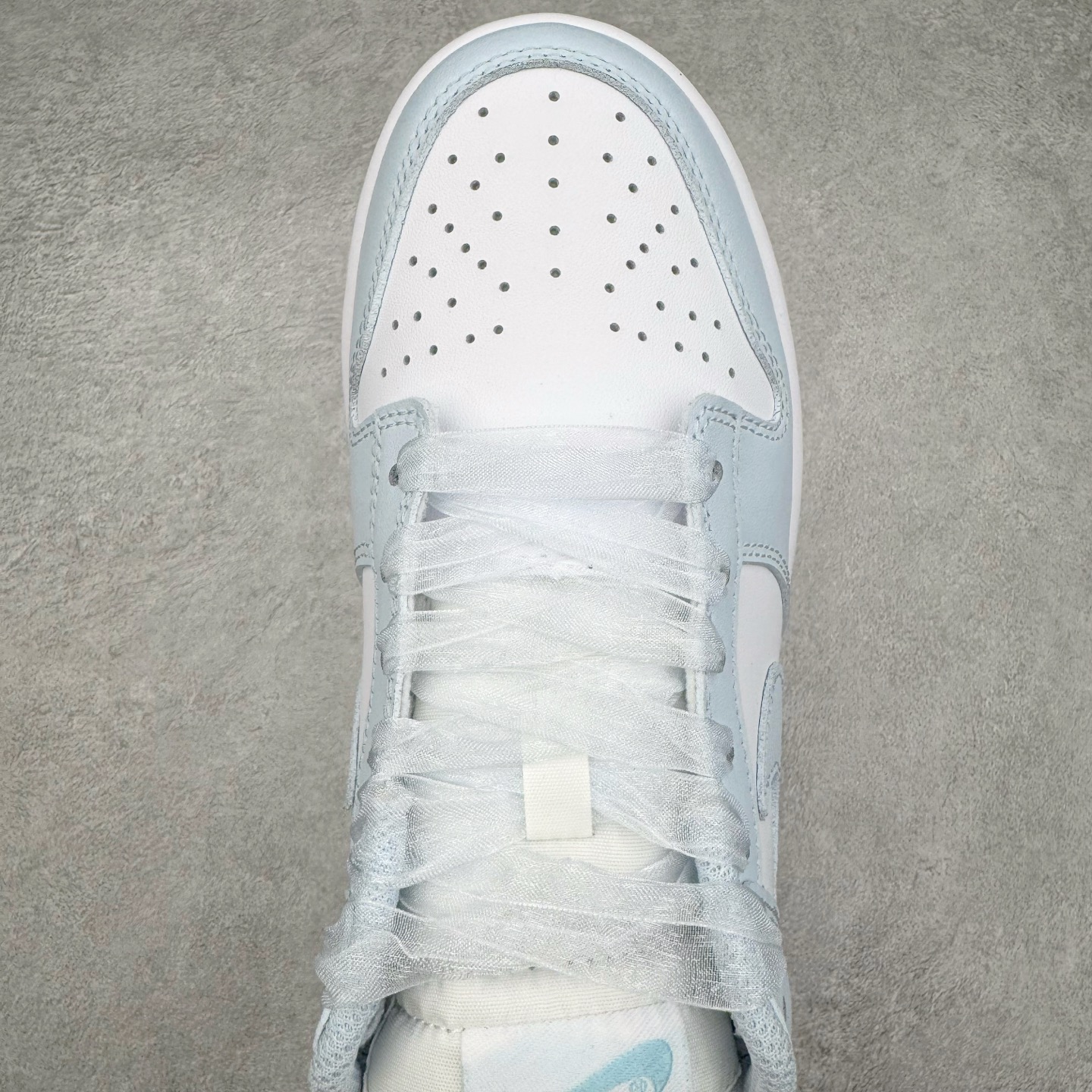 图片[4]-＃YC纯原 NK Dunk Low 冰川蓝 IB7311-100 实力大厂出品 新配色陆续开发 利润个位数只为口碑 全套原纸板楦头开发 确保原汁原味 完美呈现DUNK版型 一比一鞋头弧度高度鞋身弧度 此版本只针对中端市场 皮料材质有所更替 其他数据细节工艺流程均保持一致 绝不口嗨 细节品控鞋型随意对比 独家私模官方第六代原厂航空铝磨具打磨大底 鞋头坡度极致还原 无解鞋型 原盒原配 圈内天花板工艺 原厂玻璃冲刀 超高清洁度 全鞋零毛边皮料切割 原厂中底布点胶 中底布拉帮走线遵循公司 尺码：36 36.5 37.5 38 38.5 39 40 40.5 41 42 42.5 43 44 44.5 45 46-选品中心