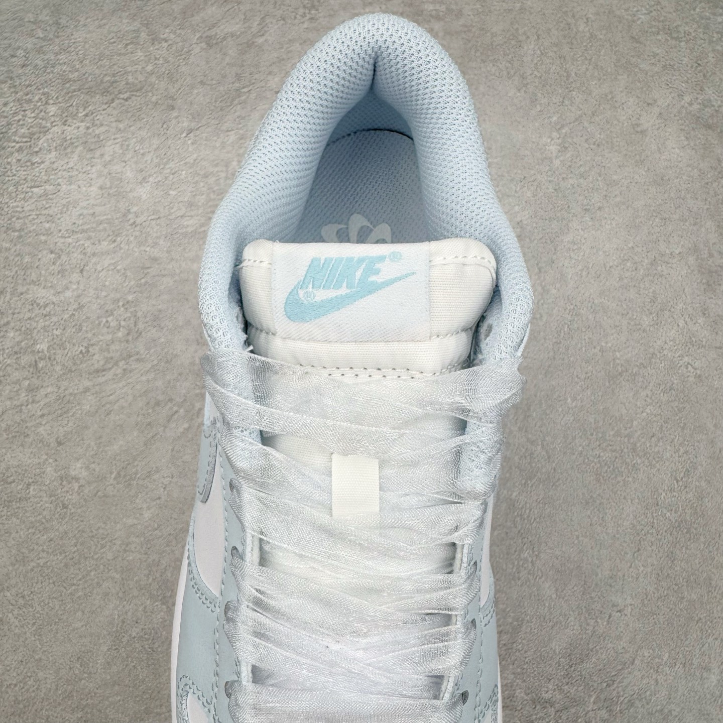 图片[5]-＃YC纯原 NK Dunk Low 冰川蓝 IB7311-100 实力大厂出品 新配色陆续开发 利润个位数只为口碑 全套原纸板楦头开发 确保原汁原味 完美呈现DUNK版型 一比一鞋头弧度高度鞋身弧度 此版本只针对中端市场 皮料材质有所更替 其他数据细节工艺流程均保持一致 绝不口嗨 细节品控鞋型随意对比 独家私模官方第六代原厂航空铝磨具打磨大底 鞋头坡度极致还原 无解鞋型 原盒原配 圈内天花板工艺 原厂玻璃冲刀 超高清洁度 全鞋零毛边皮料切割 原厂中底布点胶 中底布拉帮走线遵循公司 尺码：36 36.5 37.5 38 38.5 39 40 40.5 41 42 42.5 43 44 44.5 45 46-选品中心