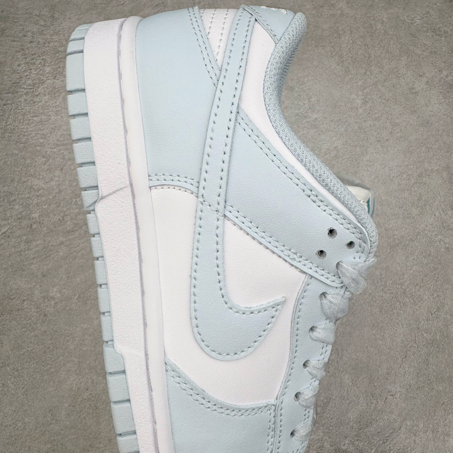 图片[6]-＃YC纯原 NK Dunk Low 冰川蓝 IB7311-100 实力大厂出品 新配色陆续开发 利润个位数只为口碑 全套原纸板楦头开发 确保原汁原味 完美呈现DUNK版型 一比一鞋头弧度高度鞋身弧度 此版本只针对中端市场 皮料材质有所更替 其他数据细节工艺流程均保持一致 绝不口嗨 细节品控鞋型随意对比 独家私模官方第六代原厂航空铝磨具打磨大底 鞋头坡度极致还原 无解鞋型 原盒原配 圈内天花板工艺 原厂玻璃冲刀 超高清洁度 全鞋零毛边皮料切割 原厂中底布点胶 中底布拉帮走线遵循公司 尺码：36 36.5 37.5 38 38.5 39 40 40.5 41 42 42.5 43 44 44.5 45 46-选品中心