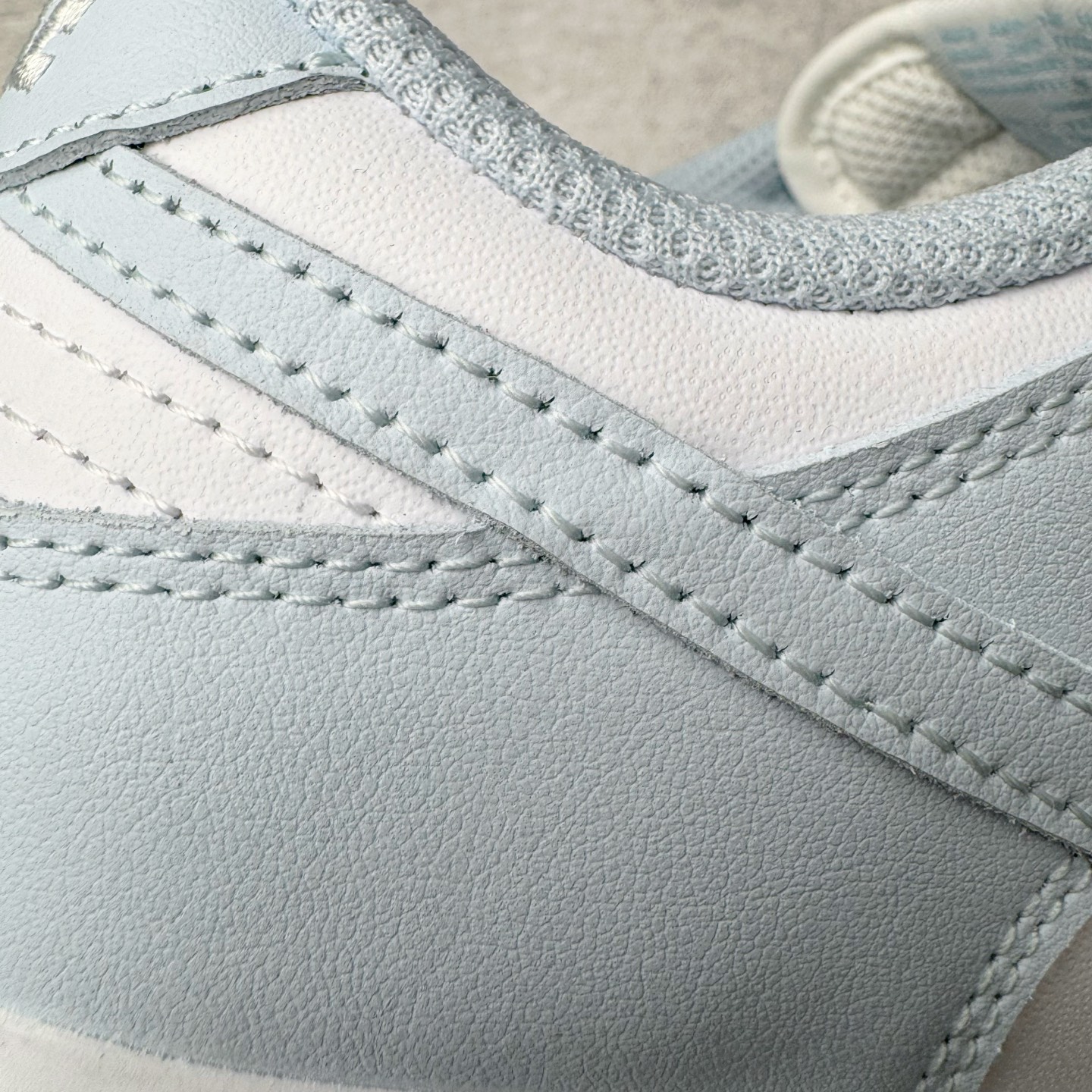 图片[18]-＃YC纯原 NK Dunk Low 冰川蓝 IB7311-100 实力大厂出品 新配色陆续开发 利润个位数只为口碑 全套原纸板楦头开发 确保原汁原味 完美呈现DUNK版型 一比一鞋头弧度高度鞋身弧度 此版本只针对中端市场 皮料材质有所更替 其他数据细节工艺流程均保持一致 绝不口嗨 细节品控鞋型随意对比 独家私模官方第六代原厂航空铝磨具打磨大底 鞋头坡度极致还原 无解鞋型 原盒原配 圈内天花板工艺 原厂玻璃冲刀 超高清洁度 全鞋零毛边皮料切割 原厂中底布点胶 中底布拉帮走线遵循公司 尺码：36 36.5 37.5 38 38.5 39 40 40.5 41 42 42.5 43 44 44.5 45 46-选品中心