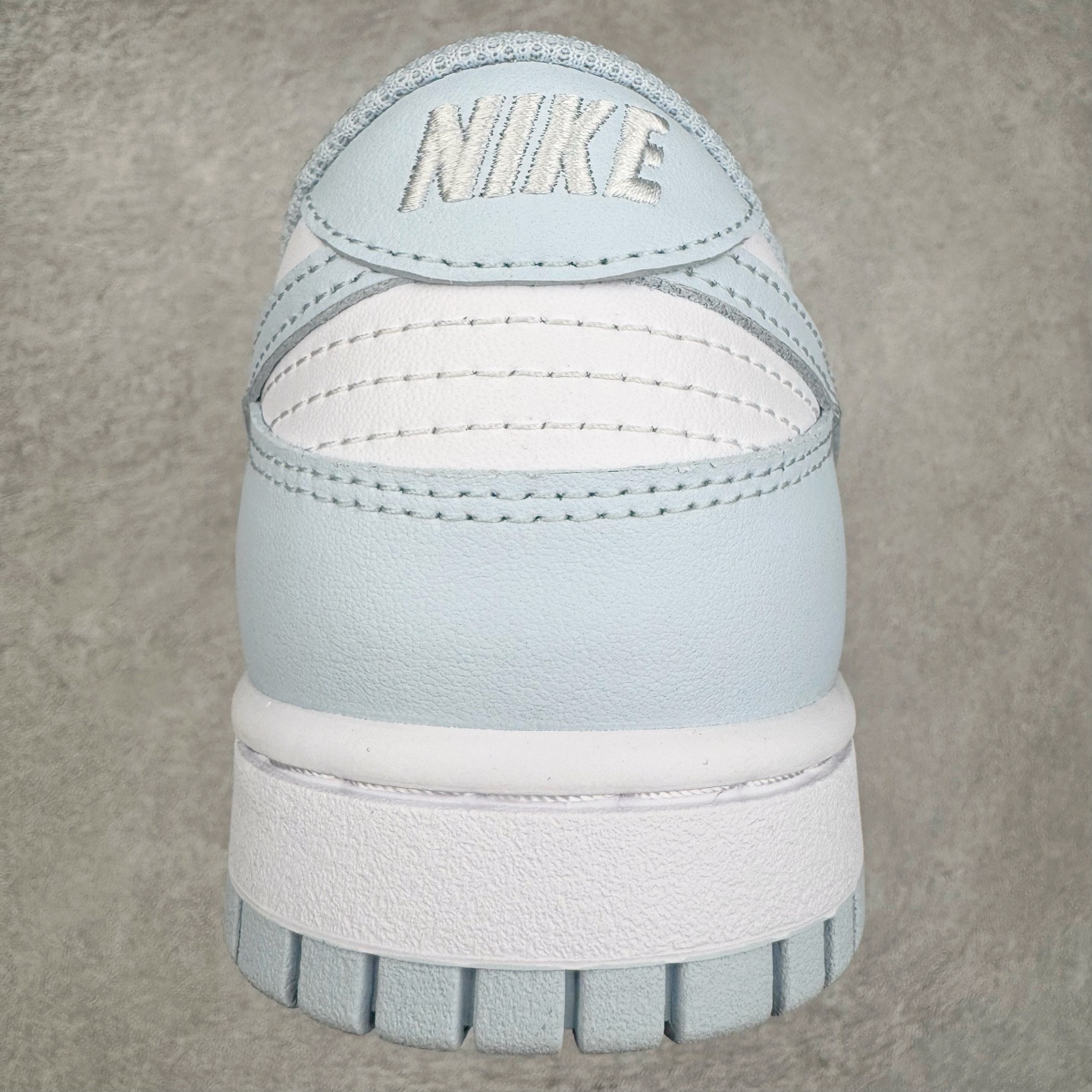 图片[8]-＃YC纯原 NK Dunk Low 冰川蓝 IB7311-100 实力大厂出品 新配色陆续开发 利润个位数只为口碑 全套原纸板楦头开发 确保原汁原味 完美呈现DUNK版型 一比一鞋头弧度高度鞋身弧度 此版本只针对中端市场 皮料材质有所更替 其他数据细节工艺流程均保持一致 绝不口嗨 细节品控鞋型随意对比 独家私模官方第六代原厂航空铝磨具打磨大底 鞋头坡度极致还原 无解鞋型 原盒原配 圈内天花板工艺 原厂玻璃冲刀 超高清洁度 全鞋零毛边皮料切割 原厂中底布点胶 中底布拉帮走线遵循公司 尺码：36 36.5 37.5 38 38.5 39 40 40.5 41 42 42.5 43 44 44.5 45 46-选品中心