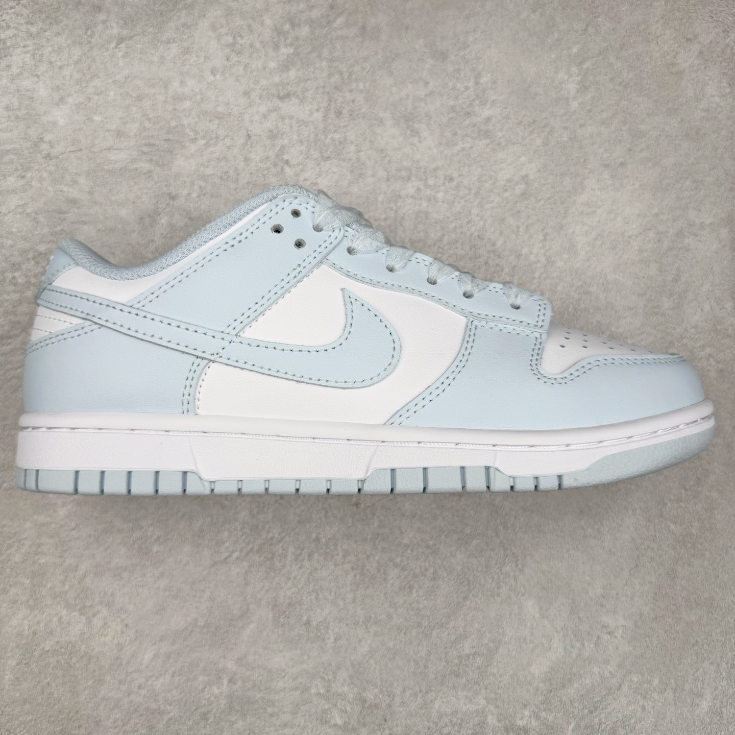 ＃YC纯原 NK Dunk Low 冰川蓝 IB7311-100 实力大厂出品 新配色陆续开发 利润个位数只为口碑 全套原纸板楦头开发 确保原汁原味 完美呈现DUNK版型 一比一鞋头弧度高度鞋身弧度 此版本只针对中端市场 皮料材质有所更替 其他数据细节工艺流程均保持一致 绝不口嗨 细节品控鞋型随意对比 独家私模官方第六代原厂航空铝磨具打磨大底 鞋头坡度极致还原 无解鞋型 原盒原配 圈内天花板工艺 原厂玻璃冲刀 超高清洁度 全鞋零毛边皮料切割 原厂中底布点胶 中底布拉帮走线遵循公司 尺码：36 36.5 37.5 38 38.5 39 40 40.5 41 42 42.5 43 44 44.5 45 46-选品中心