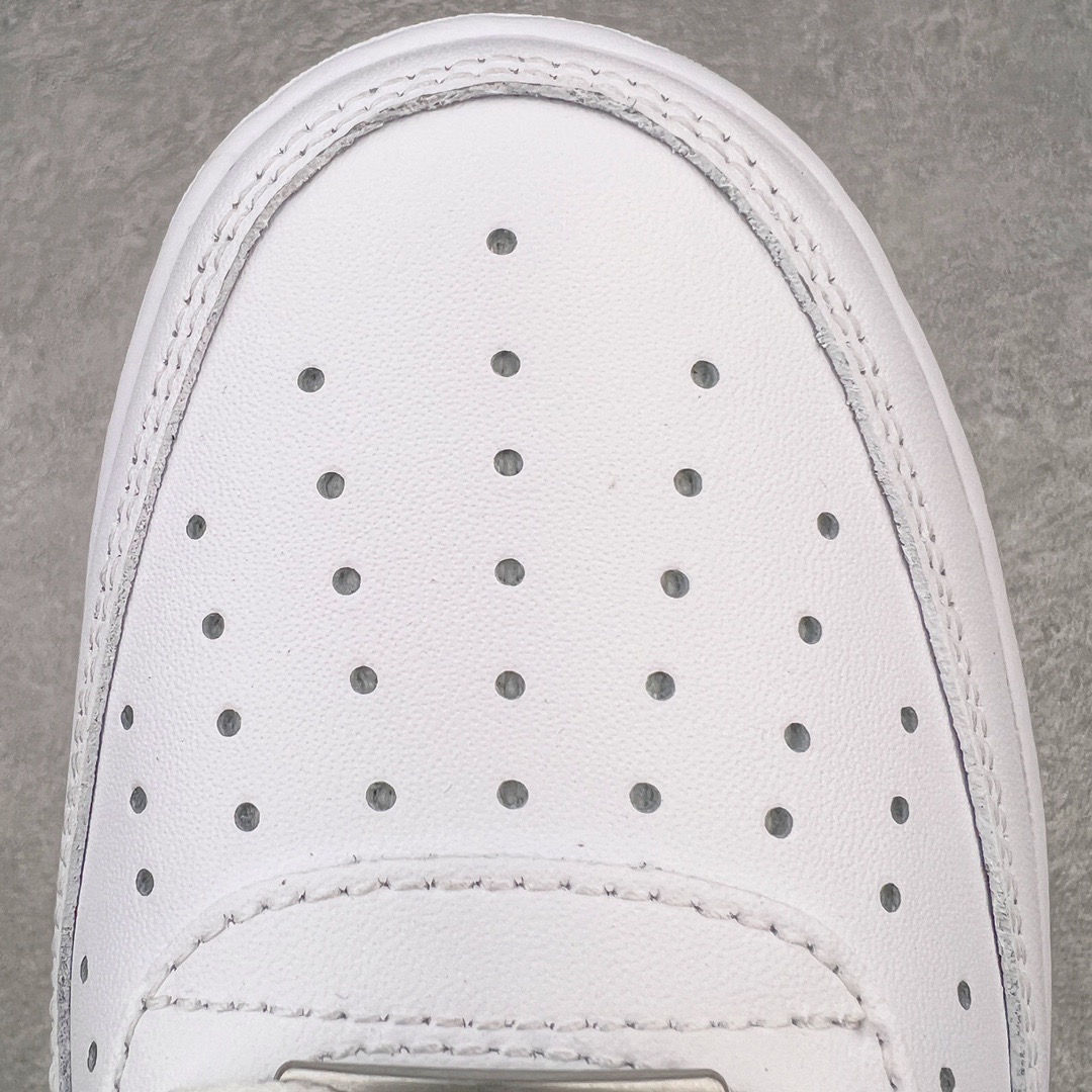 图片[15]-＃LJ渠道版福利 Travis Scott x NK Air Force 1 Low Utopia TS联名空军一号纯白低帮经典板鞋 CW2288-111 原盒原配 荧光效果同步原鞋 同步官方2022全新版本 不规则波浪大底咬花 全鞋电脑针车 工整有序 视觉效果满分 原厂拉帮手法 标准四线 密度针距针孔大小控制到位 原装反口里网布海绵 正确卡色网眼大小 新版鞋撑改用纸团代替 原厂港宝加持完美还原灵魂版型 原盒原配从里到外百分百还原 原厂全头层原厂皮料 原标原盒 内置Sole气垫 中底白色背胶 中底划线 已经无限的接近公司 原厂楦头 原厂刺绣 后跟弧度修正 Travis Scott 的 Utopia 专辑终于发布了 为了纪念这一时刻 这位休斯顿说唱歌手设计了限量版的NK Air Force 1 Low 这款特殊的 Utopia Air Force 1 Low 拥有简洁的全白色设计 采用皮革结构 鞋头穿孔、网状鞋舌和内衬 值得注意的是 鞋跟处展示了激光蚀刻的\\\”Cactus Jack\\\” 和\\\”Utopia\\\”标志 为鞋子增添了独特的细节 简单来说 鞋子上没有任何其他明显的特殊标志 尺码对应库存明细‼️-选品中心