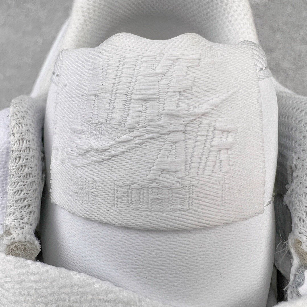 图片[13]-＃LJ渠道版福利 Travis Scott x NK Air Force 1 Low Utopia TS联名空军一号纯白低帮经典板鞋 CW2288-111 原盒原配 荧光效果同步原鞋 同步官方2022全新版本 不规则波浪大底咬花 全鞋电脑针车 工整有序 视觉效果满分 原厂拉帮手法 标准四线 密度针距针孔大小控制到位 原装反口里网布海绵 正确卡色网眼大小 新版鞋撑改用纸团代替 原厂港宝加持完美还原灵魂版型 原盒原配从里到外百分百还原 原厂全头层原厂皮料 原标原盒 内置Sole气垫 中底白色背胶 中底划线 已经无限的接近公司 原厂楦头 原厂刺绣 后跟弧度修正 Travis Scott 的 Utopia 专辑终于发布了 为了纪念这一时刻 这位休斯顿说唱歌手设计了限量版的NK Air Force 1 Low 这款特殊的 Utopia Air Force 1 Low 拥有简洁的全白色设计 采用皮革结构 鞋头穿孔、网状鞋舌和内衬 值得注意的是 鞋跟处展示了激光蚀刻的\\\”Cactus Jack\\\” 和\\\”Utopia\\\”标志 为鞋子增添了独特的细节 简单来说 鞋子上没有任何其他明显的特殊标志 尺码对应库存明细‼️-选品中心