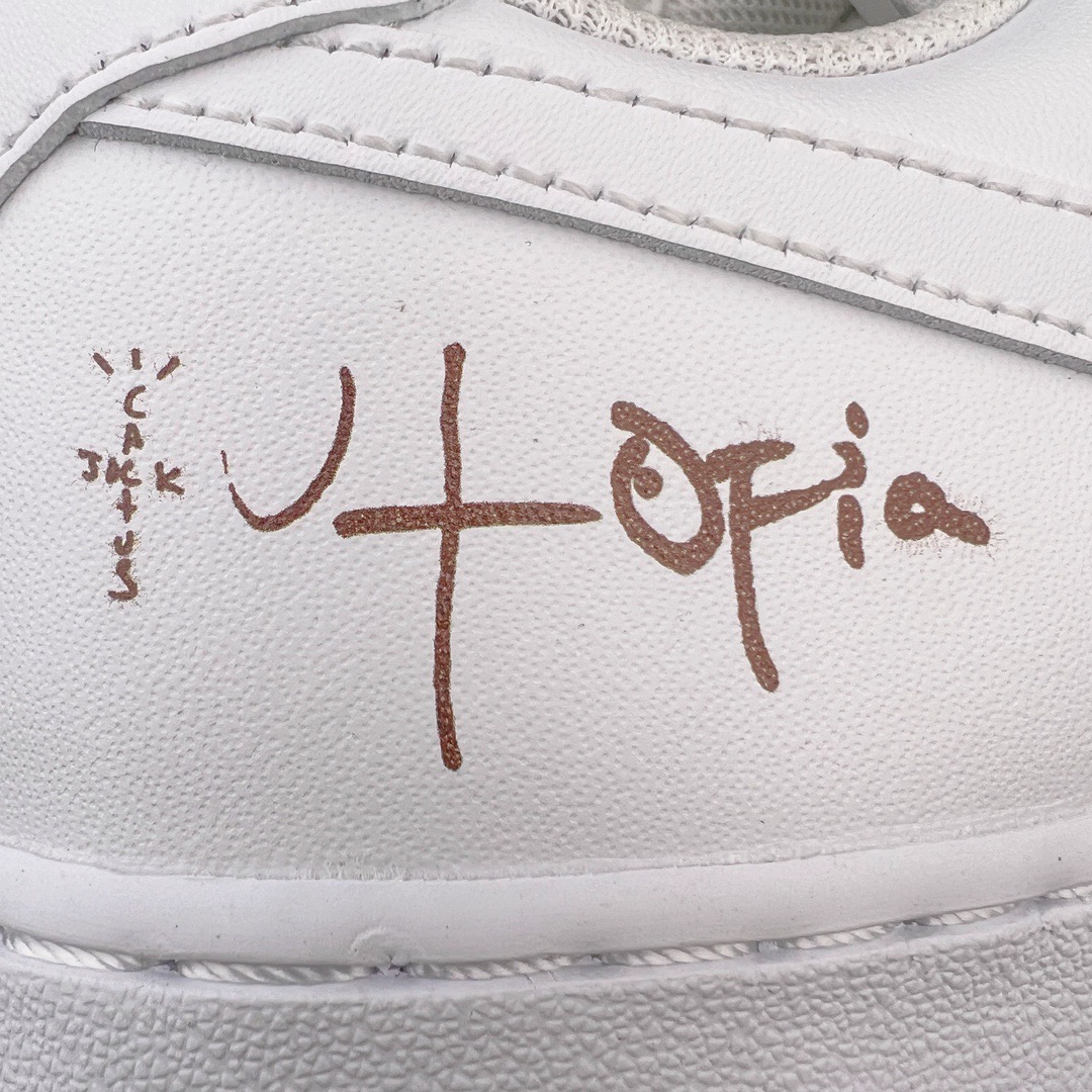 图片[10]-＃LJ渠道版福利 Travis Scott x NK Air Force 1 Low Utopia TS联名空军一号纯白低帮经典板鞋 CW2288-111 原盒原配 荧光效果同步原鞋 同步官方2022全新版本 不规则波浪大底咬花 全鞋电脑针车 工整有序 视觉效果满分 原厂拉帮手法 标准四线 密度针距针孔大小控制到位 原装反口里网布海绵 正确卡色网眼大小 新版鞋撑改用纸团代替 原厂港宝加持完美还原灵魂版型 原盒原配从里到外百分百还原 原厂全头层原厂皮料 原标原盒 内置Sole气垫 中底白色背胶 中底划线 已经无限的接近公司 原厂楦头 原厂刺绣 后跟弧度修正 Travis Scott 的 Utopia 专辑终于发布了 为了纪念这一时刻 这位休斯顿说唱歌手设计了限量版的NK Air Force 1 Low 这款特殊的 Utopia Air Force 1 Low 拥有简洁的全白色设计 采用皮革结构 鞋头穿孔、网状鞋舌和内衬 值得注意的是 鞋跟处展示了激光蚀刻的\\\”Cactus Jack\\\” 和\\\”Utopia\\\”标志 为鞋子增添了独特的细节 简单来说 鞋子上没有任何其他明显的特殊标志 尺码对应库存明细‼️-选品中心