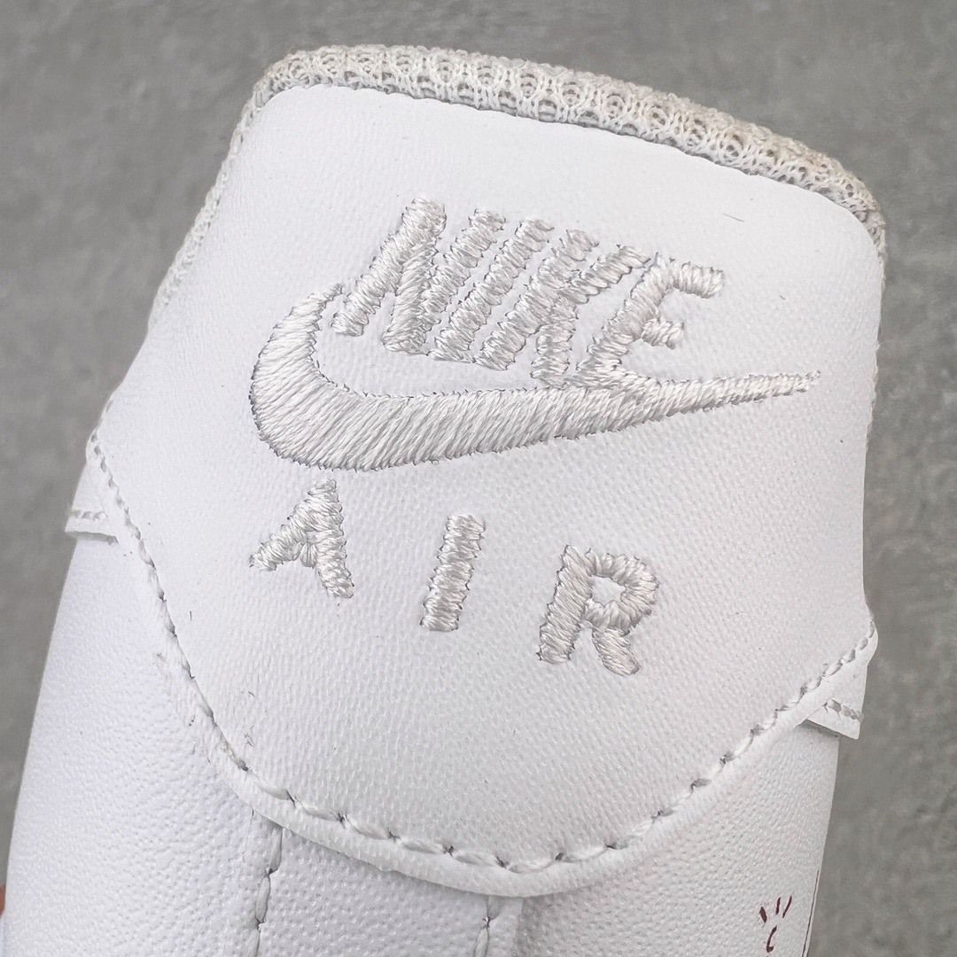 图片[14]-＃LJ渠道版福利 Travis Scott x NK Air Force 1 Low Utopia TS联名空军一号纯白低帮经典板鞋 CW2288-111 原盒原配 荧光效果同步原鞋 同步官方2022全新版本 不规则波浪大底咬花 全鞋电脑针车 工整有序 视觉效果满分 原厂拉帮手法 标准四线 密度针距针孔大小控制到位 原装反口里网布海绵 正确卡色网眼大小 新版鞋撑改用纸团代替 原厂港宝加持完美还原灵魂版型 原盒原配从里到外百分百还原 原厂全头层原厂皮料 原标原盒 内置Sole气垫 中底白色背胶 中底划线 已经无限的接近公司 原厂楦头 原厂刺绣 后跟弧度修正 Travis Scott 的 Utopia 专辑终于发布了 为了纪念这一时刻 这位休斯顿说唱歌手设计了限量版的NK Air Force 1 Low 这款特殊的 Utopia Air Force 1 Low 拥有简洁的全白色设计 采用皮革结构 鞋头穿孔、网状鞋舌和内衬 值得注意的是 鞋跟处展示了激光蚀刻的\\\”Cactus Jack\\\” 和\\\”Utopia\\\”标志 为鞋子增添了独特的细节 简单来说 鞋子上没有任何其他明显的特殊标志 尺码对应库存明细‼️-选品中心