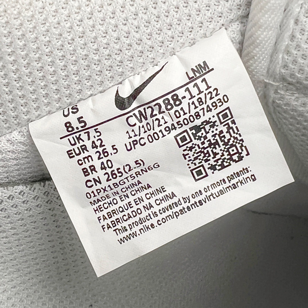 图片[17]-＃LJ渠道版福利 Travis Scott x NK Air Force 1 Low Utopia TS联名空军一号纯白低帮经典板鞋 CW2288-111 原盒原配 荧光效果同步原鞋 同步官方2022全新版本 不规则波浪大底咬花 全鞋电脑针车 工整有序 视觉效果满分 原厂拉帮手法 标准四线 密度针距针孔大小控制到位 原装反口里网布海绵 正确卡色网眼大小 新版鞋撑改用纸团代替 原厂港宝加持完美还原灵魂版型 原盒原配从里到外百分百还原 原厂全头层原厂皮料 原标原盒 内置Sole气垫 中底白色背胶 中底划线 已经无限的接近公司 原厂楦头 原厂刺绣 后跟弧度修正 Travis Scott 的 Utopia 专辑终于发布了 为了纪念这一时刻 这位休斯顿说唱歌手设计了限量版的NK Air Force 1 Low 这款特殊的 Utopia Air Force 1 Low 拥有简洁的全白色设计 采用皮革结构 鞋头穿孔、网状鞋舌和内衬 值得注意的是 鞋跟处展示了激光蚀刻的\\\”Cactus Jack\\\” 和\\\”Utopia\\\”标志 为鞋子增添了独特的细节 简单来说 鞋子上没有任何其他明显的特殊标志 尺码对应库存明细‼️-选品中心