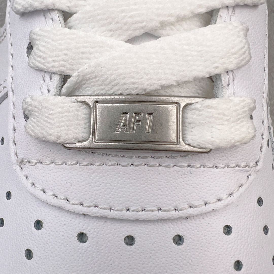 图片[12]-＃LJ渠道版福利 Travis Scott x NK Air Force 1 Low Utopia TS联名空军一号纯白低帮经典板鞋 CW2288-111 原盒原配 荧光效果同步原鞋 同步官方2022全新版本 不规则波浪大底咬花 全鞋电脑针车 工整有序 视觉效果满分 原厂拉帮手法 标准四线 密度针距针孔大小控制到位 原装反口里网布海绵 正确卡色网眼大小 新版鞋撑改用纸团代替 原厂港宝加持完美还原灵魂版型 原盒原配从里到外百分百还原 原厂全头层原厂皮料 原标原盒 内置Sole气垫 中底白色背胶 中底划线 已经无限的接近公司 原厂楦头 原厂刺绣 后跟弧度修正 Travis Scott 的 Utopia 专辑终于发布了 为了纪念这一时刻 这位休斯顿说唱歌手设计了限量版的NK Air Force 1 Low 这款特殊的 Utopia Air Force 1 Low 拥有简洁的全白色设计 采用皮革结构 鞋头穿孔、网状鞋舌和内衬 值得注意的是 鞋跟处展示了激光蚀刻的\\\”Cactus Jack\\\” 和\\\”Utopia\\\”标志 为鞋子增添了独特的细节 简单来说 鞋子上没有任何其他明显的特殊标志 尺码对应库存明细‼️-选品中心