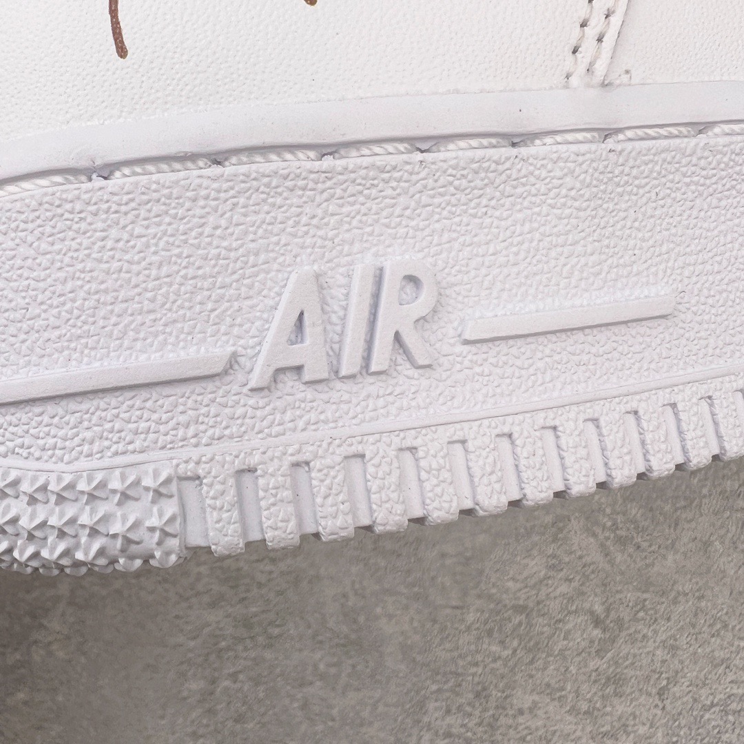 图片[16]-＃LJ渠道版福利 Travis Scott x NK Air Force 1 Low Utopia TS联名空军一号纯白低帮经典板鞋 CW2288-111 原盒原配 荧光效果同步原鞋 同步官方2022全新版本 不规则波浪大底咬花 全鞋电脑针车 工整有序 视觉效果满分 原厂拉帮手法 标准四线 密度针距针孔大小控制到位 原装反口里网布海绵 正确卡色网眼大小 新版鞋撑改用纸团代替 原厂港宝加持完美还原灵魂版型 原盒原配从里到外百分百还原 原厂全头层原厂皮料 原标原盒 内置Sole气垫 中底白色背胶 中底划线 已经无限的接近公司 原厂楦头 原厂刺绣 后跟弧度修正 Travis Scott 的 Utopia 专辑终于发布了 为了纪念这一时刻 这位休斯顿说唱歌手设计了限量版的NK Air Force 1 Low 这款特殊的 Utopia Air Force 1 Low 拥有简洁的全白色设计 采用皮革结构 鞋头穿孔、网状鞋舌和内衬 值得注意的是 鞋跟处展示了激光蚀刻的\\\”Cactus Jack\\\” 和\\\”Utopia\\\”标志 为鞋子增添了独特的细节 简单来说 鞋子上没有任何其他明显的特殊标志 尺码对应库存明细‼️-选品中心