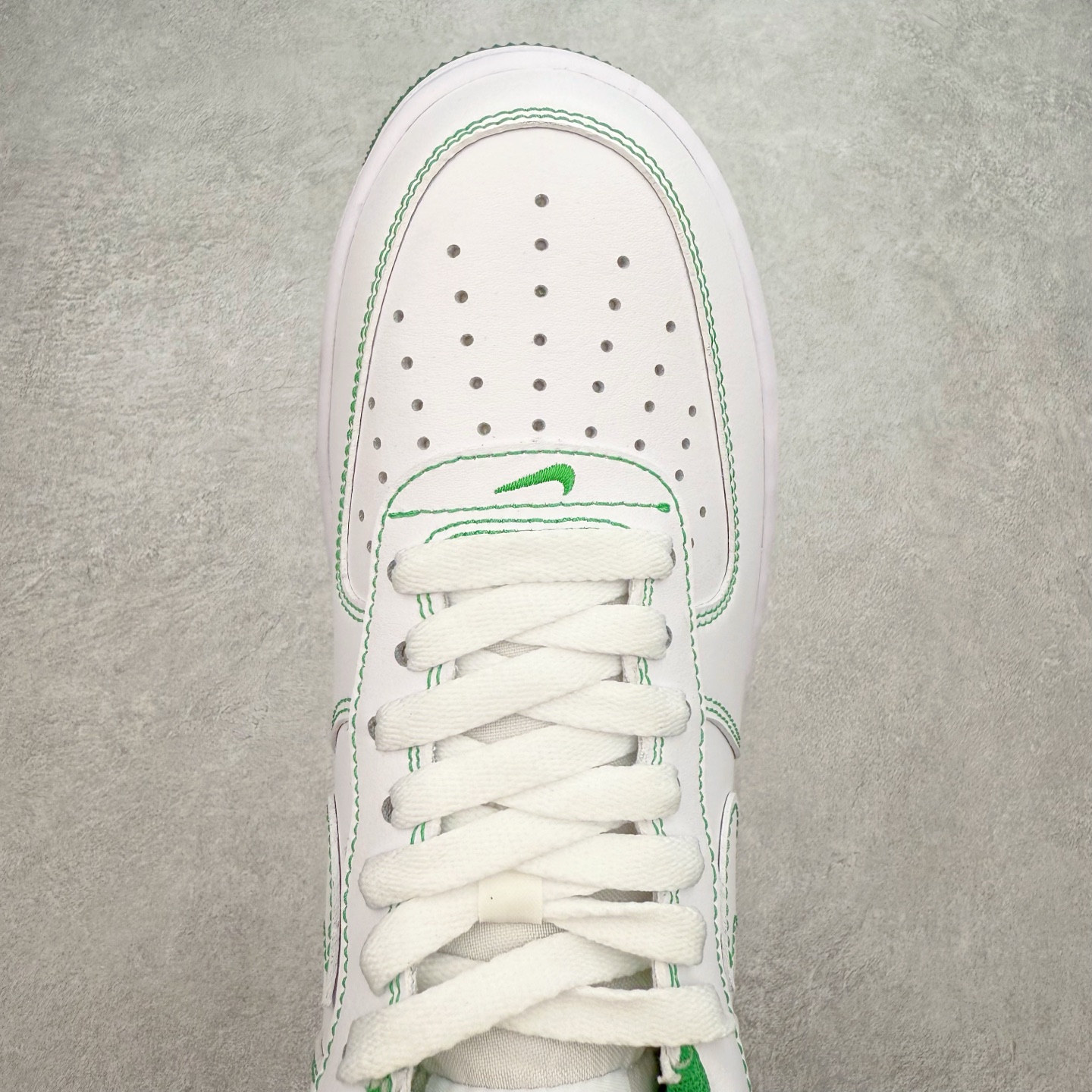 图片[4]-＃XT纯原 NK Air Force 1´07 Low 空军一号低帮百搭休闲运动板鞋 CV1724-103 顶级批次 2022全新楦头鞋型 鱼鳞大底 历时开发三个月 清洁度完美 二维码鞋标 内置芯片及solo气垫 大底高度及其弧度依照正品 钢印 logo刺绣 鞋口弧度 鞋头长度 鞋面冲孔 鞋垫背胶及钢印 完美鞋型对比正品 每一处都是细节满满 柔软、弹性十足的缓震性能和出色的中底设计 横跨复古与现代的外型结合 造就出风靡全球 三十多年的Force 1 直到今天还深受青睐 实拍调校N版已经零色差零失真 百分百还原实物色彩所见即所得 不存在货不对板色差等低级问题 选购参考实物拍摄 不混卖不参货 只用心做好货严格选品 承诺混一赔十 尺码：36 36.5 37.5 38 38.5 39 40 40.5 41 42 42.5 43 44 44.5 45-选品中心