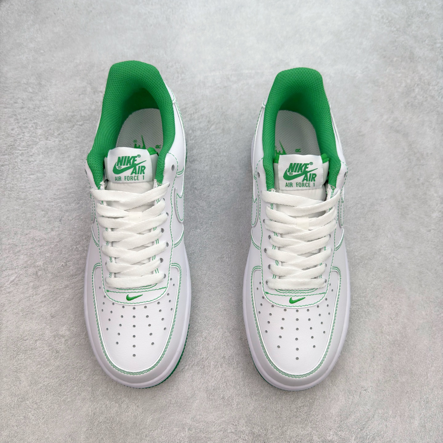 图片[2]-＃XT纯原 NK Air Force 1´07 Low 空军一号低帮百搭休闲运动板鞋 CV1724-103 顶级批次 2022全新楦头鞋型 鱼鳞大底 历时开发三个月 清洁度完美 二维码鞋标 内置芯片及solo气垫 大底高度及其弧度依照正品 钢印 logo刺绣 鞋口弧度 鞋头长度 鞋面冲孔 鞋垫背胶及钢印 完美鞋型对比正品 每一处都是细节满满 柔软、弹性十足的缓震性能和出色的中底设计 横跨复古与现代的外型结合 造就出风靡全球 三十多年的Force 1 直到今天还深受青睐 实拍调校N版已经零色差零失真 百分百还原实物色彩所见即所得 不存在货不对板色差等低级问题 选购参考实物拍摄 不混卖不参货 只用心做好货严格选品 承诺混一赔十 尺码：36 36.5 37.5 38 38.5 39 40 40.5 41 42 42.5 43 44 44.5 45-选品中心