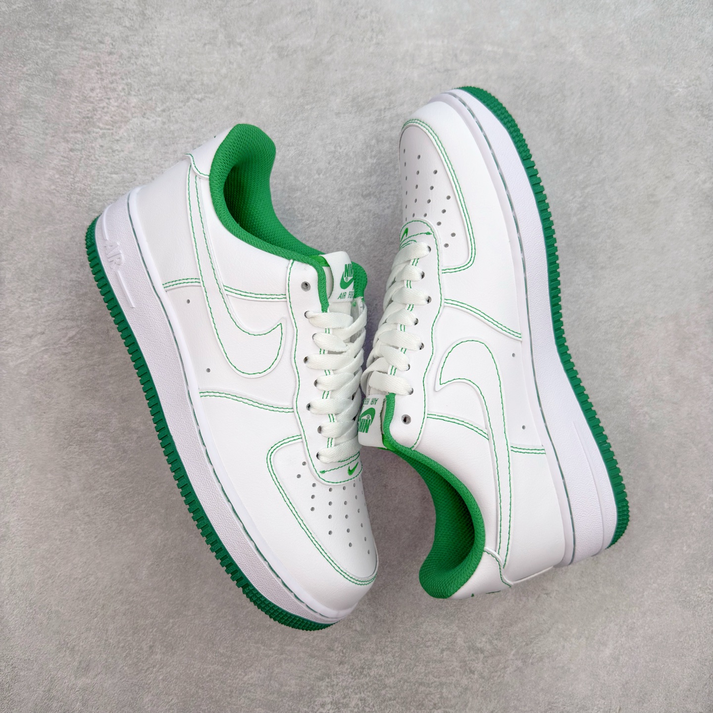 图片[3]-＃XT纯原 NK Air Force 1´07 Low 空军一号低帮百搭休闲运动板鞋 CV1724-103 顶级批次 2022全新楦头鞋型 鱼鳞大底 历时开发三个月 清洁度完美 二维码鞋标 内置芯片及solo气垫 大底高度及其弧度依照正品 钢印 logo刺绣 鞋口弧度 鞋头长度 鞋面冲孔 鞋垫背胶及钢印 完美鞋型对比正品 每一处都是细节满满 柔软、弹性十足的缓震性能和出色的中底设计 横跨复古与现代的外型结合 造就出风靡全球 三十多年的Force 1 直到今天还深受青睐 实拍调校N版已经零色差零失真 百分百还原实物色彩所见即所得 不存在货不对板色差等低级问题 选购参考实物拍摄 不混卖不参货 只用心做好货严格选品 承诺混一赔十 尺码：36 36.5 37.5 38 38.5 39 40 40.5 41 42 42.5 43 44 44.5 45-选品中心