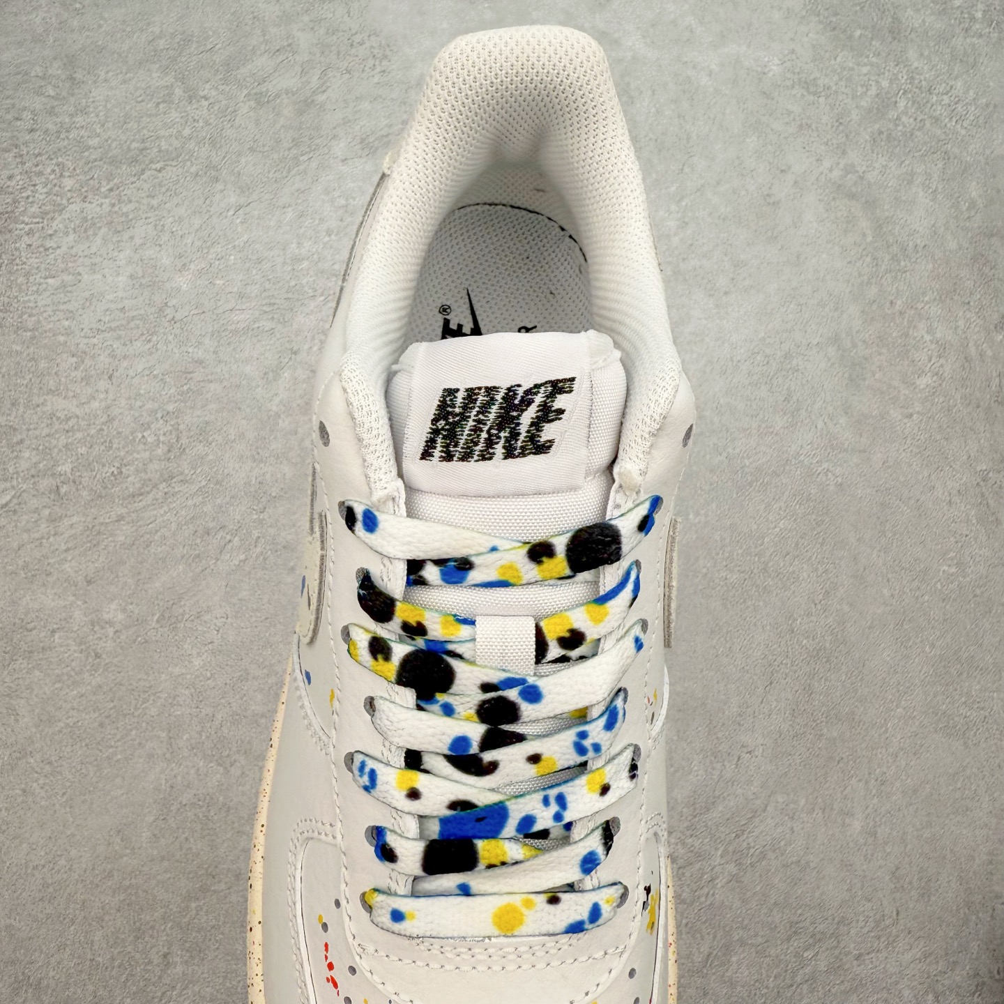 图片[5]-＃XT纯原 NK Air Force 1´07 Low 空军一号低帮百搭休闲运动板鞋 CZ0339-100 顶级批次 2022全新楦头鞋型 鱼鳞大底 历时开发三个月 清洁度完美 二维码鞋标 内置芯片及solo气垫 大底高度及其弧度依照正品 钢印 logo刺绣 鞋口弧度 鞋头长度 鞋面冲孔 鞋垫背胶及钢印 完美鞋型对比正品 每一处都是细节满满 柔软、弹性十足的缓震性能和出色的中底设计 横跨复古与现代的外型结合 造就出风靡全球 三十多年的Force 1 直到今天还深受青睐 实拍调校N版已经零色差零失真 百分百还原实物色彩所见即所得 不存在货不对板色差等低级问题 选购参考实物拍摄 不混卖不参货 只用心做好货严格选品 承诺混一赔十 尺码：36 36.5 37.5 38 38.5 39 40 40.5 41 42 42.5 43 44 44.5 45-选品中心