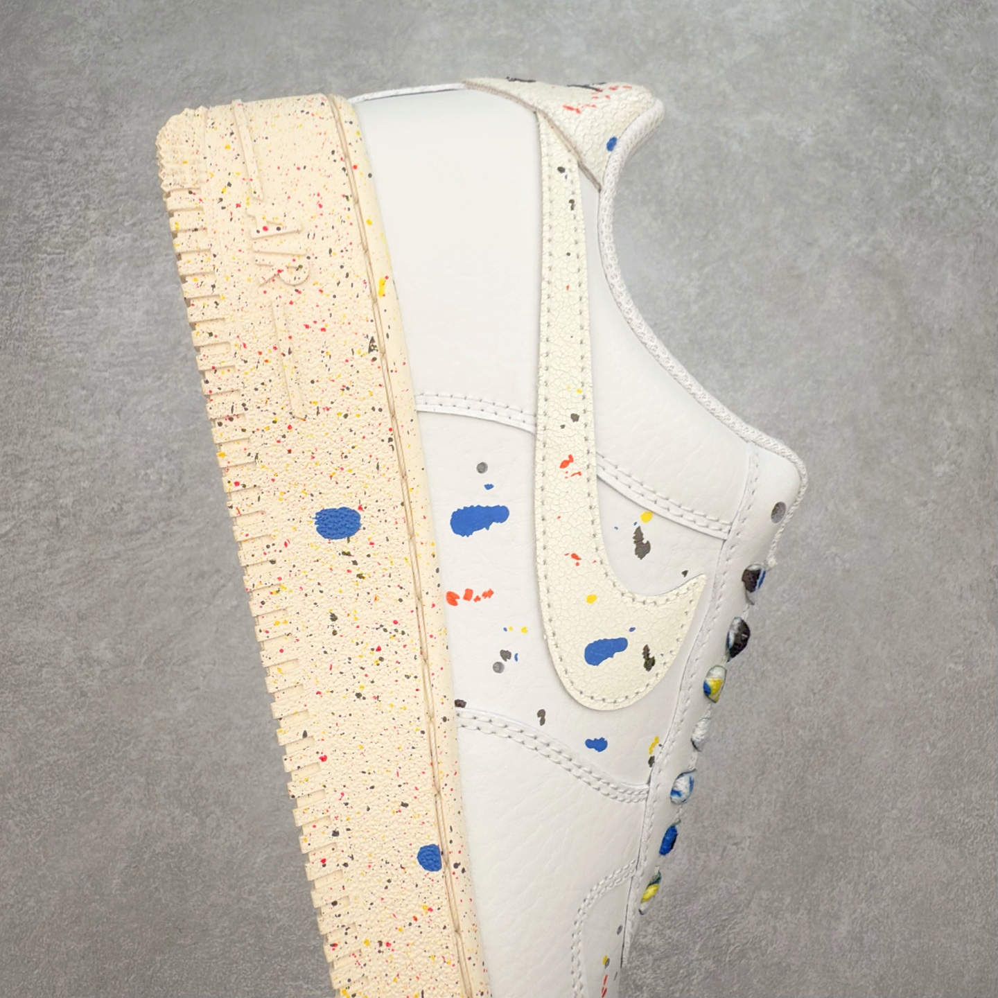 图片[6]-＃XT纯原 NK Air Force 1´07 Low 空军一号低帮百搭休闲运动板鞋 CZ0339-100 顶级批次 2022全新楦头鞋型 鱼鳞大底 历时开发三个月 清洁度完美 二维码鞋标 内置芯片及solo气垫 大底高度及其弧度依照正品 钢印 logo刺绣 鞋口弧度 鞋头长度 鞋面冲孔 鞋垫背胶及钢印 完美鞋型对比正品 每一处都是细节满满 柔软、弹性十足的缓震性能和出色的中底设计 横跨复古与现代的外型结合 造就出风靡全球 三十多年的Force 1 直到今天还深受青睐 实拍调校N版已经零色差零失真 百分百还原实物色彩所见即所得 不存在货不对板色差等低级问题 选购参考实物拍摄 不混卖不参货 只用心做好货严格选品 承诺混一赔十 尺码：36 36.5 37.5 38 38.5 39 40 40.5 41 42 42.5 43 44 44.5 45-选品中心